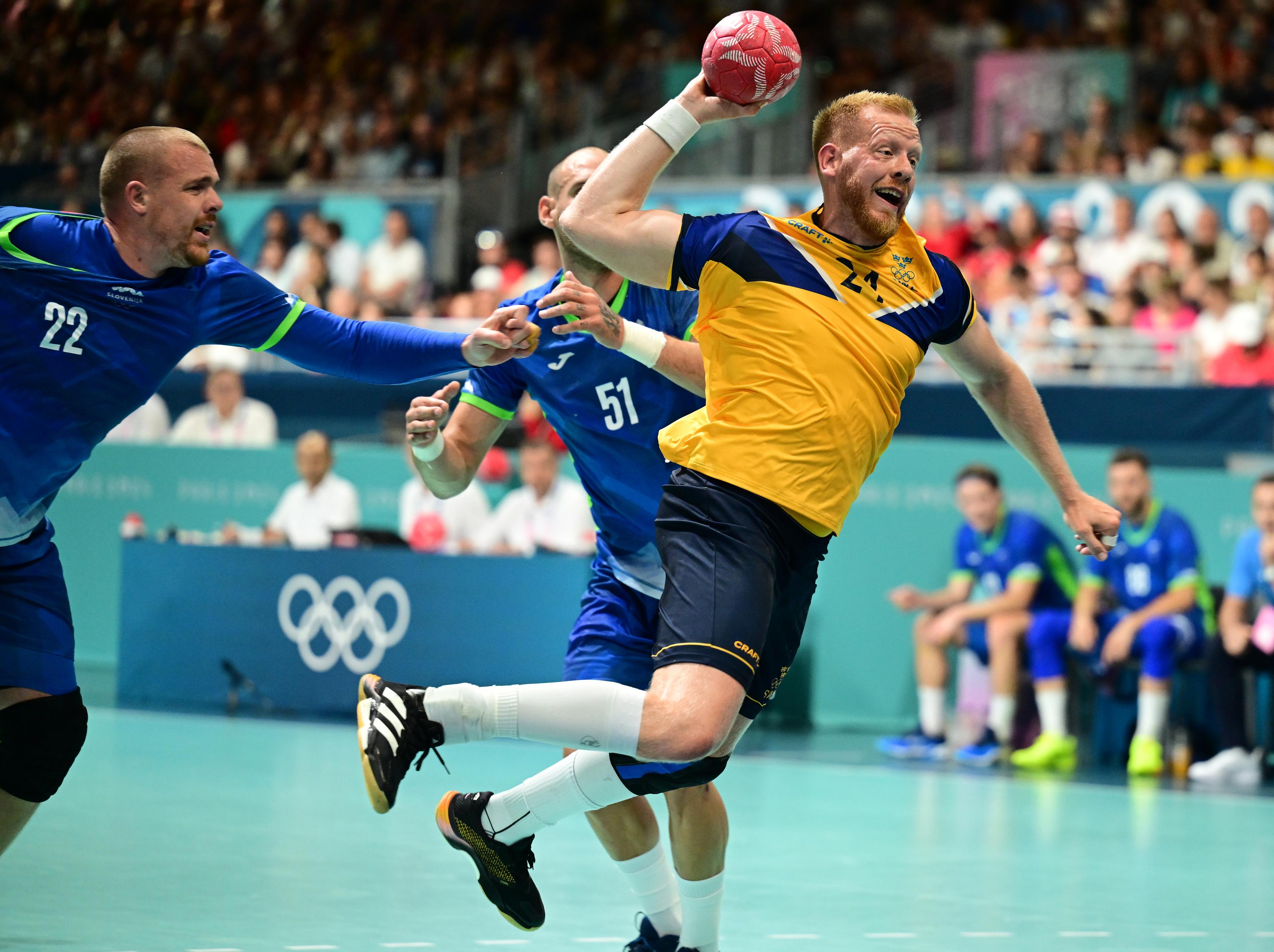 Sveriges Jim Gottfridsson skjuter under herrarnas handbollsmatch mot Slovenien i South Paris Arena under OS i Paris. Gottfridsson fick senare under matchen rött kort. Foto: Jonas Ekströmer/TT