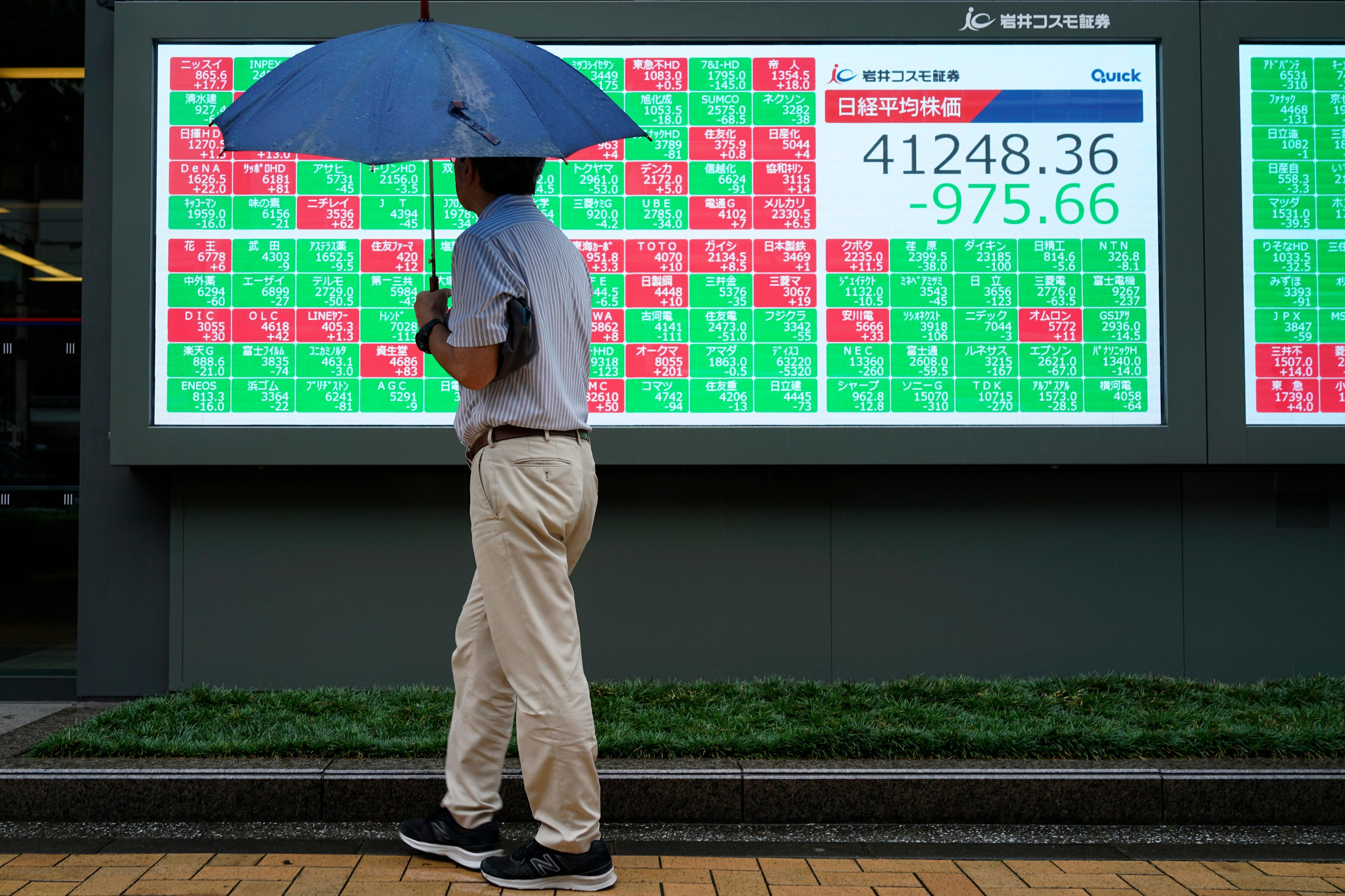 Det var dystra miner på den Tokyobörsen på torsdagsförmiddagen, lokal tid. Arkivbild. Foto: Eugene Hoshiko/AP/TT