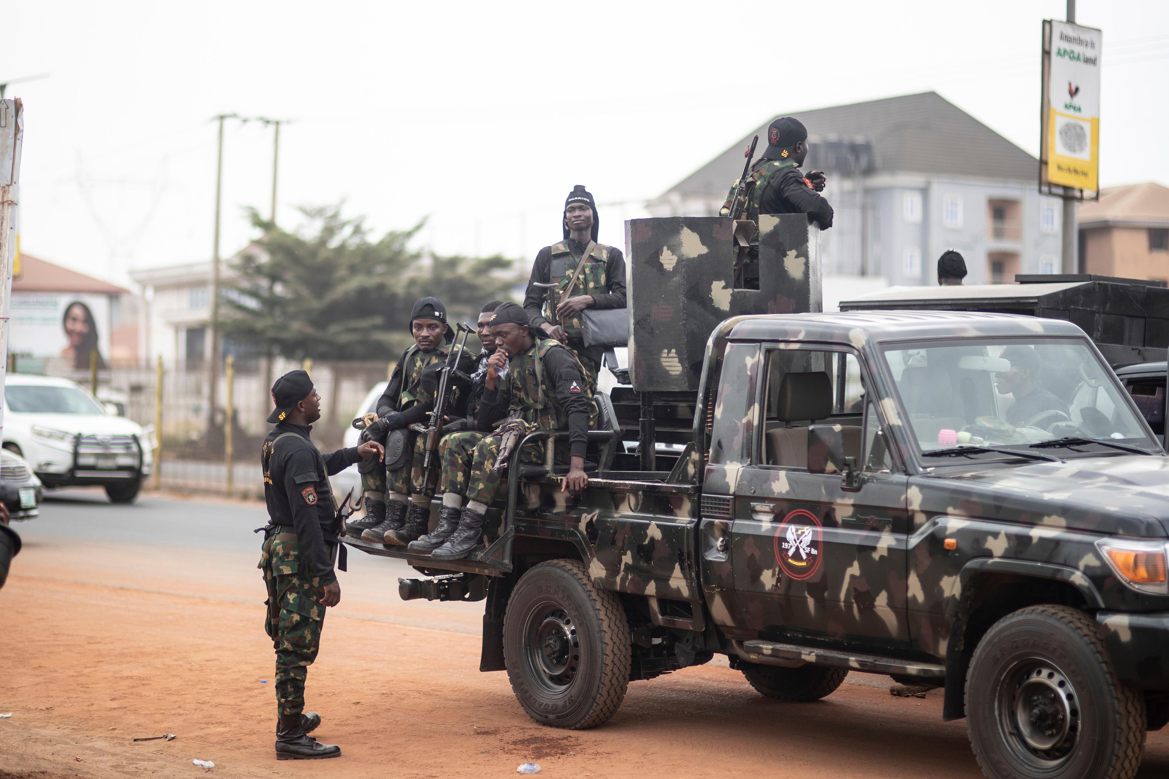 Militär och milisgrupper har länge försökt bekämpa islamistiska terrorgrupper i bland annat nordöstra Nigeria. Arkivbild. Foto: Mosa'ab Elshamy/AP/TT