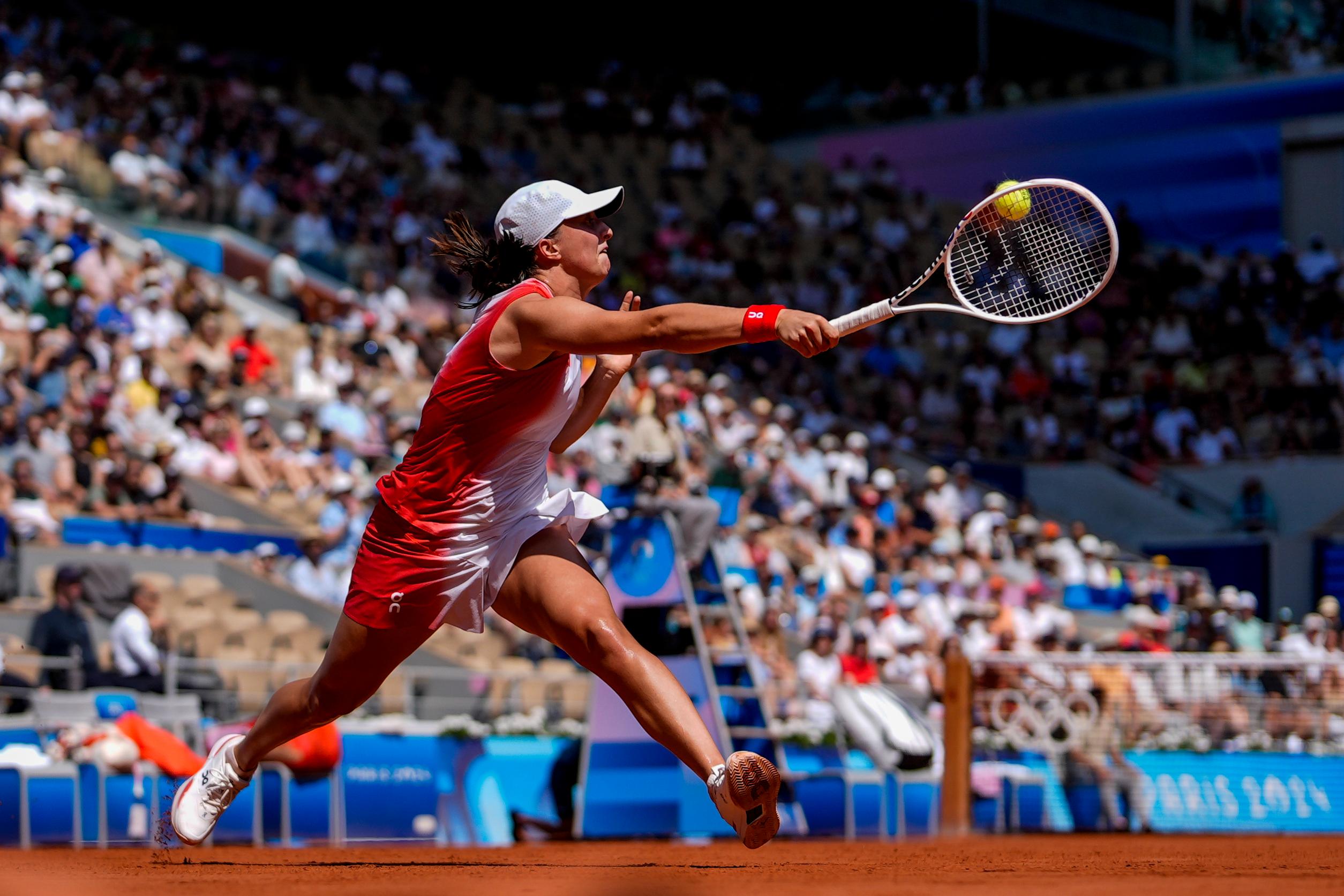 Iga Swiatek på gruset i Paris. Foto: Manu Fernandez/AP/TT