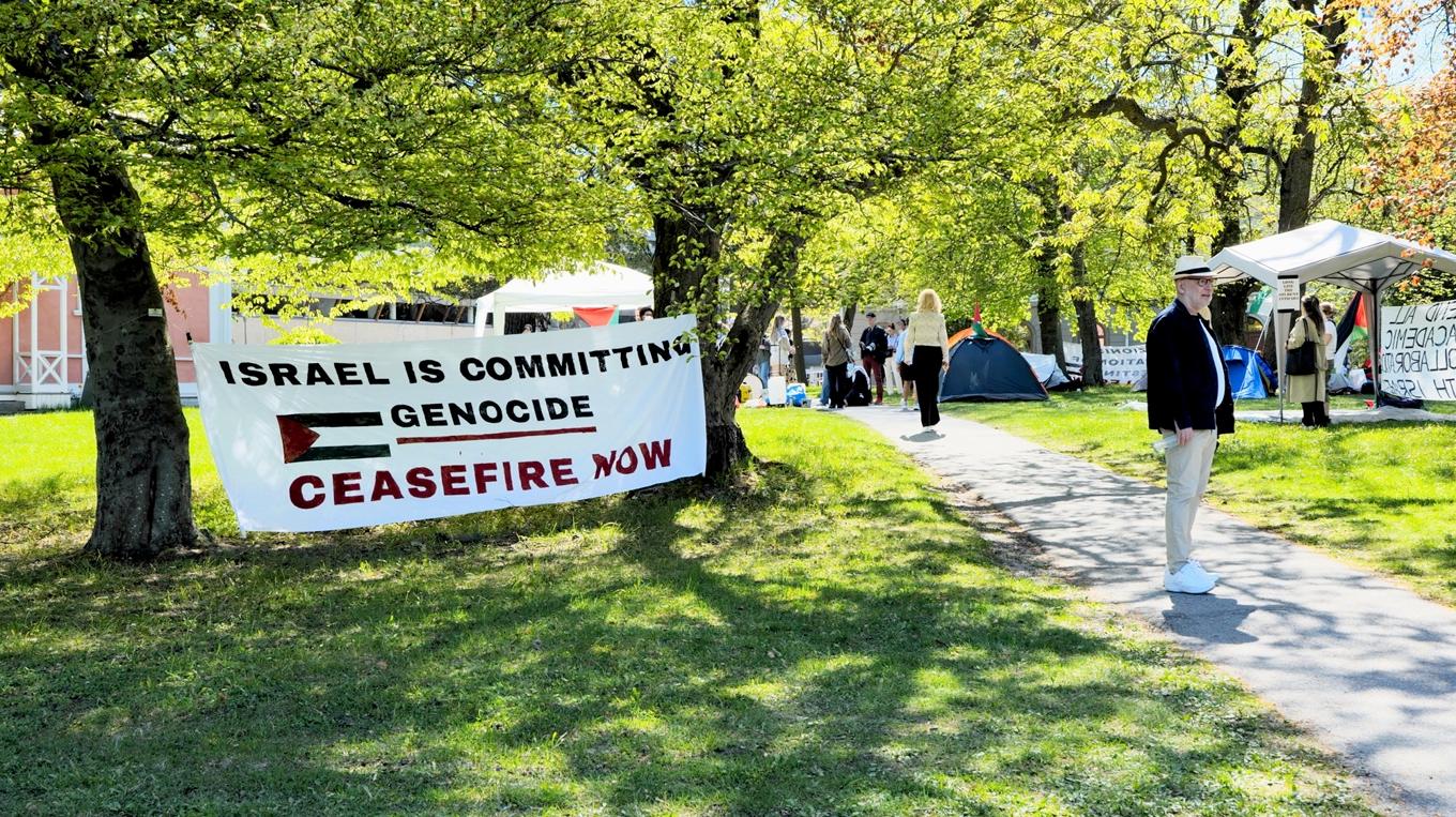 Uppmaning om eldupphör från tältlägret vid Stockholms universitet tidigare i år. Skribenten menar att Palestinaaktivister kör med dubbla budskap. Foto: Marcus Strand