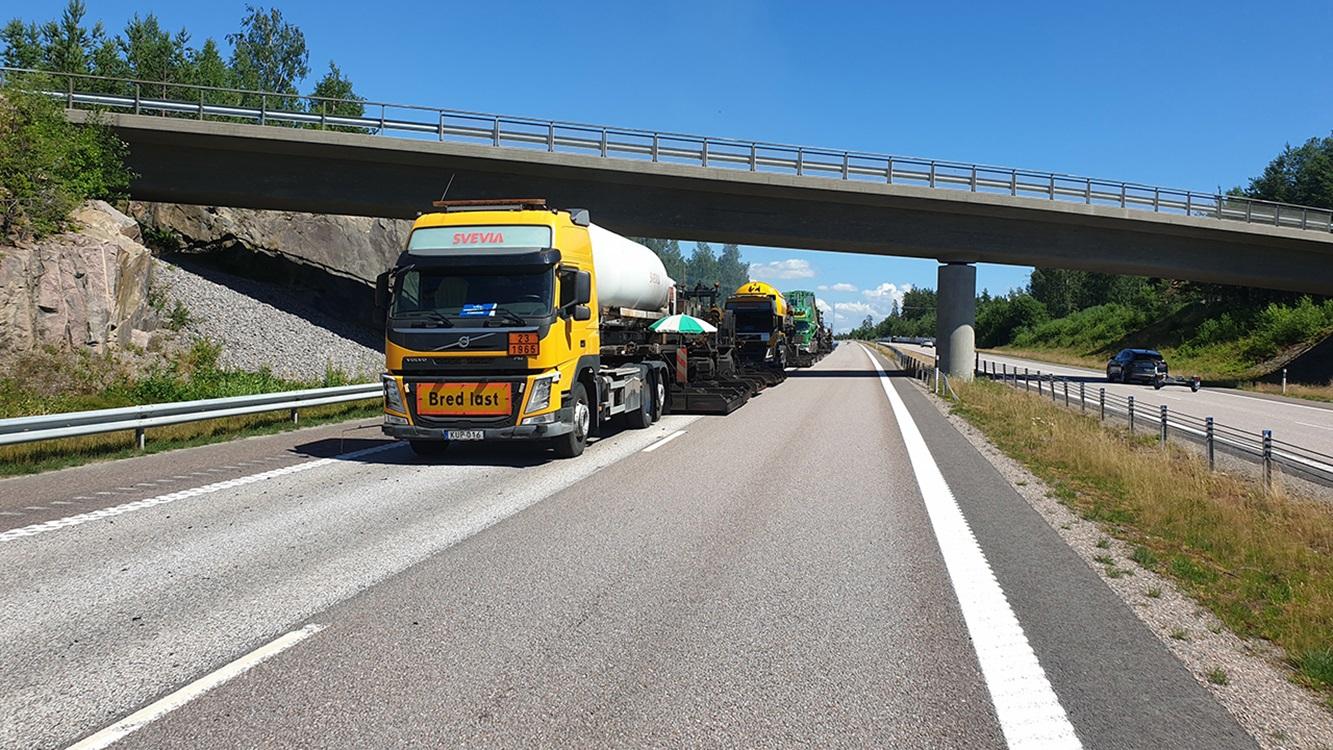 Arbetet med att anlägga och underhålla den svenska transportinfrastrukturen är en omfattande verksamhet där Trafikverket numera är renodlad beställare av tjänster. Foto: Svevia