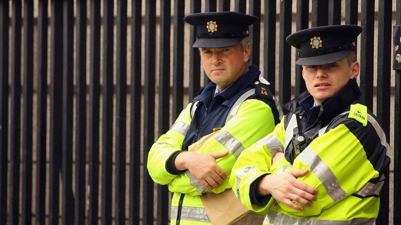 Två irländska poliser i Dublin. Foto: Oli Scarff/Getty Images. Arkivbild.