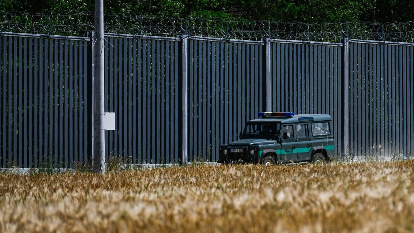 Polska gränsvakter patrullerar gränsen vid Belarus i Jurowlany den 9 juli 2023. Foto: Omar Marques/Getty Images