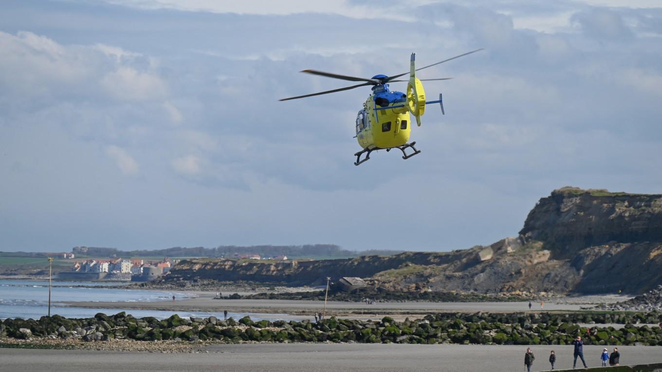 På bilden ser man en helikopter lyfta från Wimereux i närheten av semesterorten Boulogne-sur-Mer i Frankrike den 23 april 2024 i samband med att migranter dött efter att ha försökt ta sig till England. Foto: Bernard Barron/AFP via Getty Images