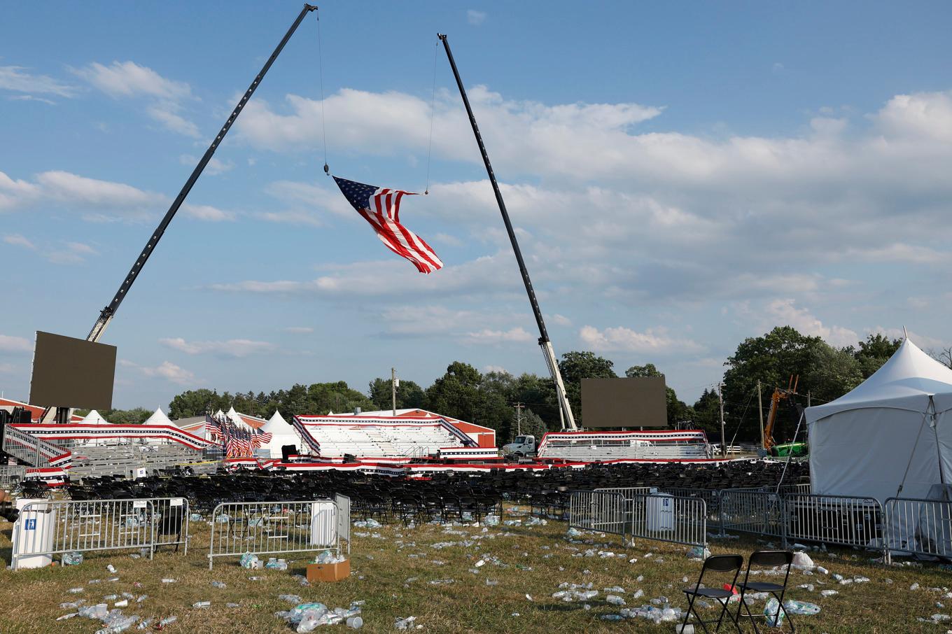 Kampanjskyltar och tomma vattenflaskor ses på marken efter kampanjmötet där Donald Trump besköts den 13 juli i Butler, Pennsylvania. Bild: Anna Moneymaker/Getty Images