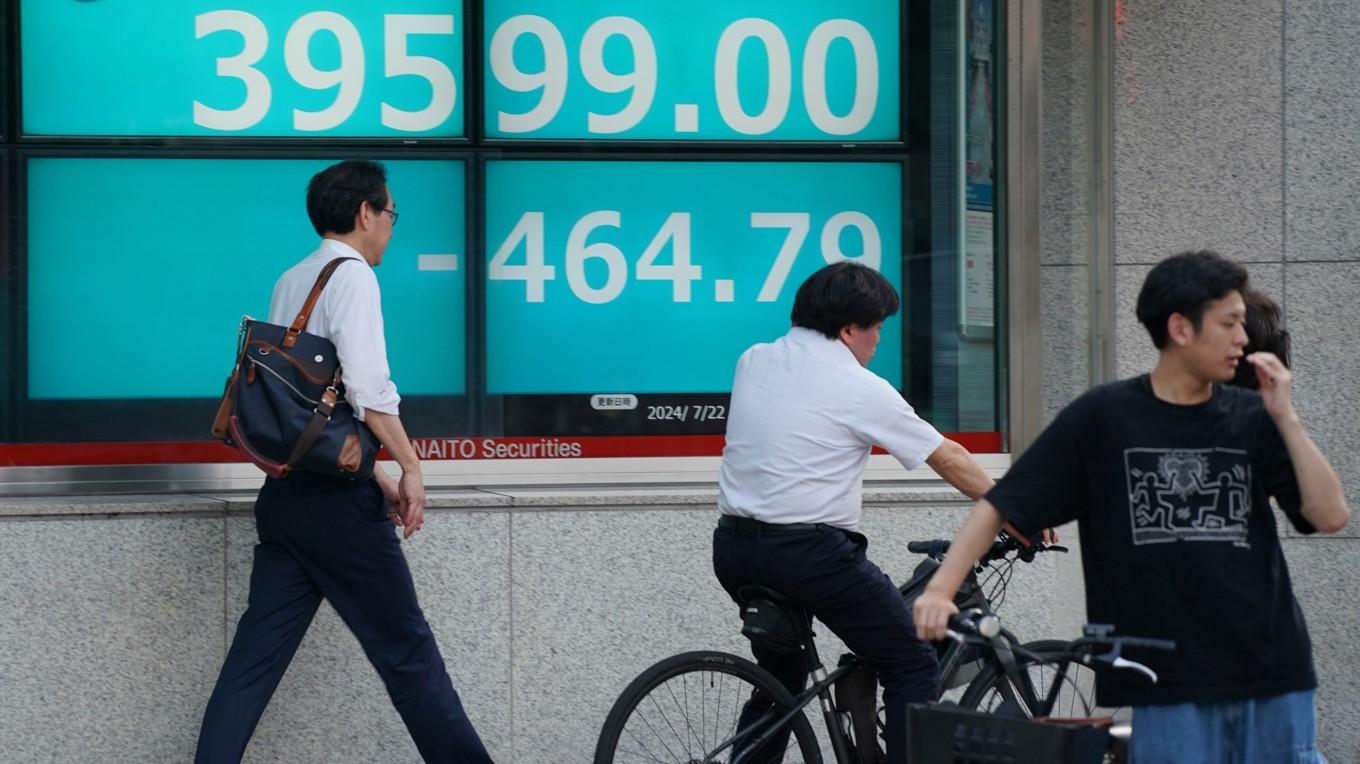 En elektronisk tavla visar Nikkeis genomsnittliga stängningskurs på Tokyobörsen i Tokyo den 22 juli. Foto: Kazuhiro Nogi/AFP via Getty Images