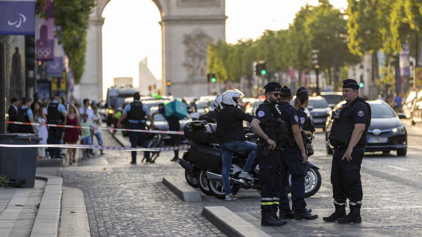 Polis utanför en Louis Vuitton-butik i shoppingdistriktet Champs Elysées den 18 juli. Foto: Maja Hitij/Getty Images