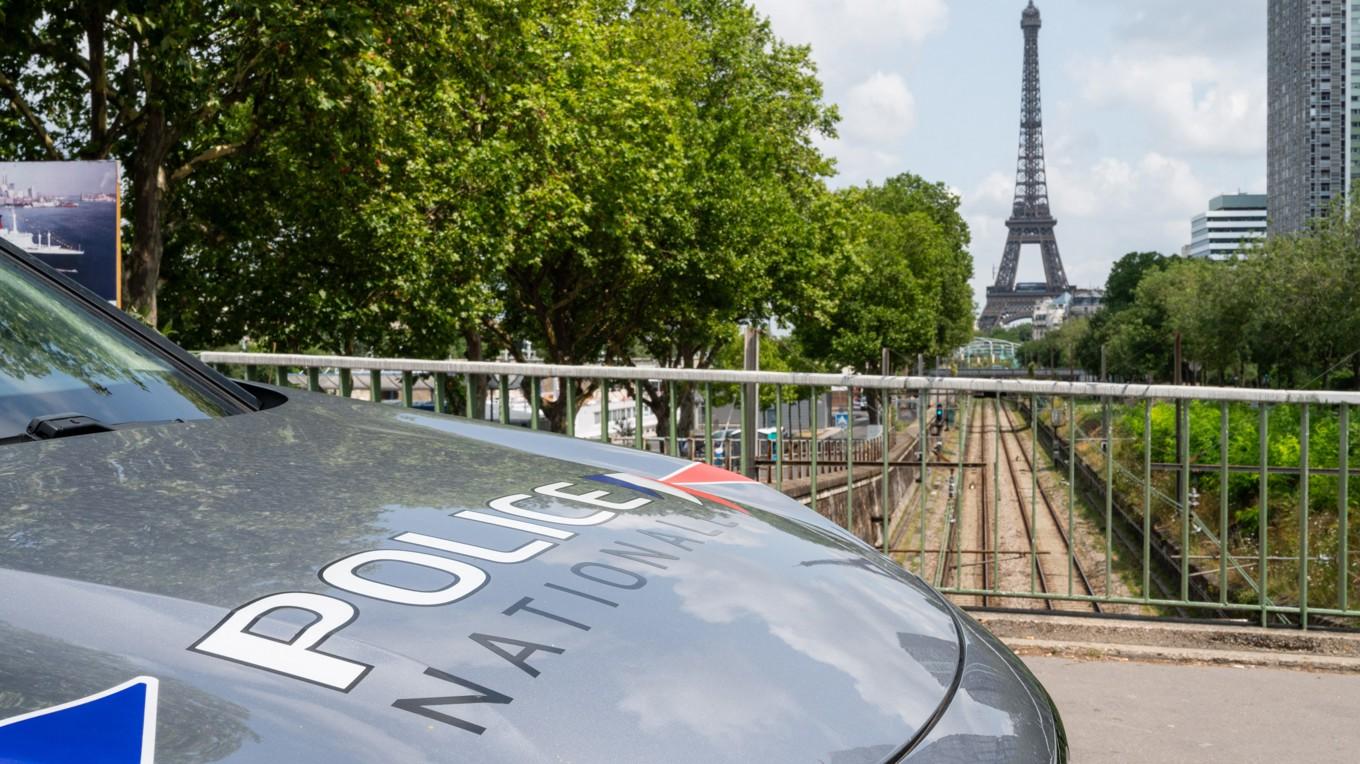 En polisbil vid Pont de Grenelle i Paris den 24 juli. Foto: Riccardo Milani/Hans Lucas/AFP via Getty Images