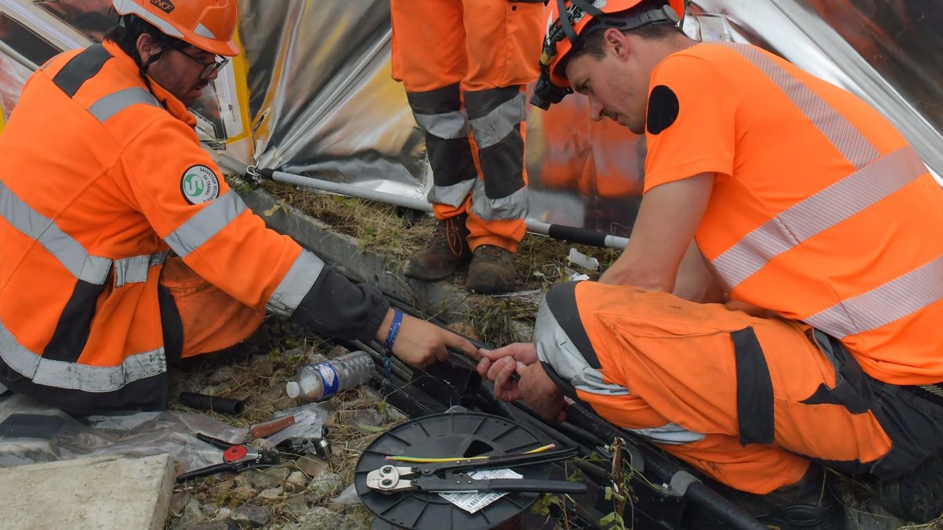 Banarbetare i Vald’ Yerres i närheten av Chartres den 26 juli efter att Frankrikes höghastighetstågnät drabbades av en attack som störde transportsystemet. Foto: Jean-Francois Monier/AFP via Getty Images