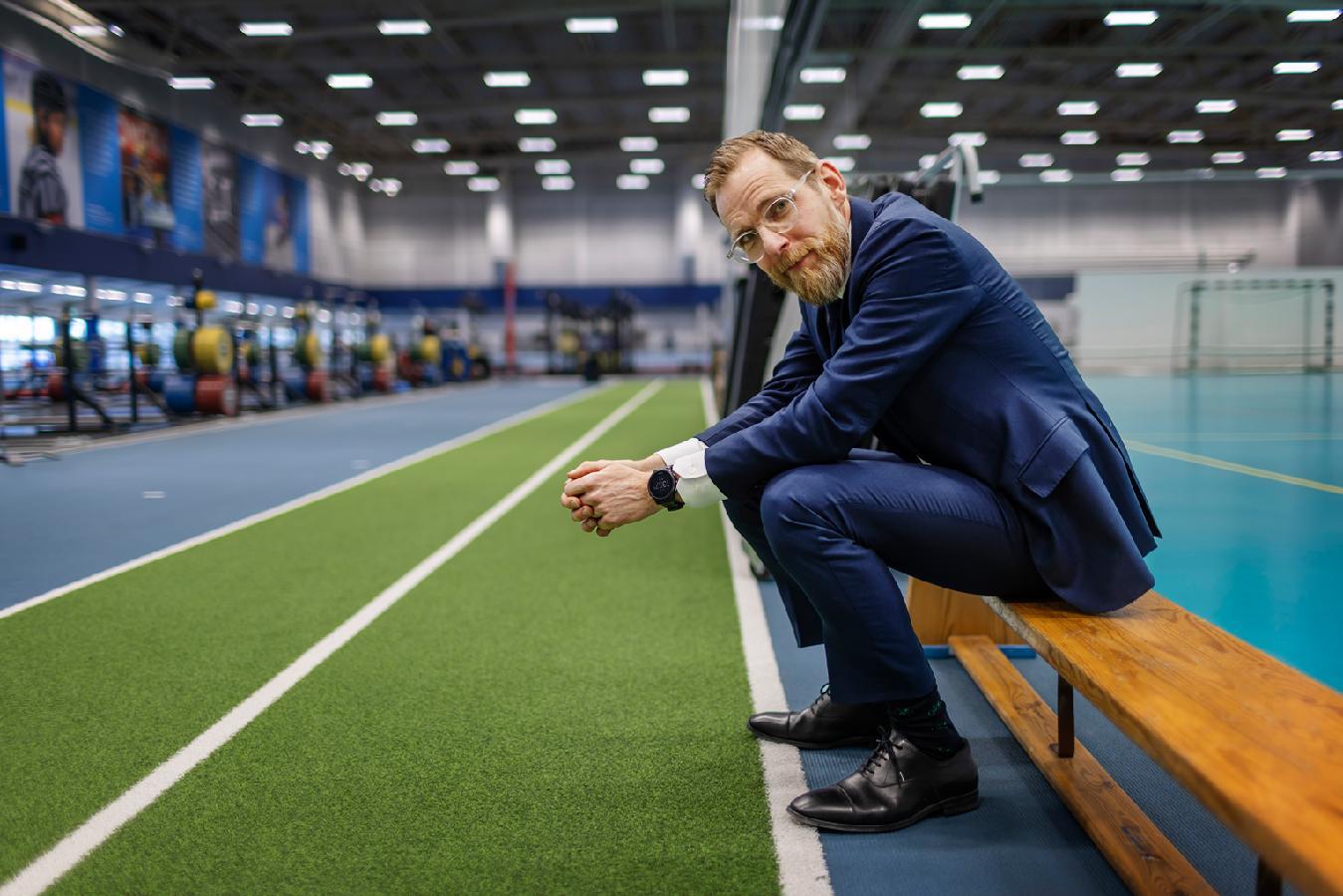 Idrottsminister Jakob Forssmed har liksom övriga politiker fokus på breddidrotten. Ett svenskt bakslag i Paris-OS kan öppna för omprioritering. Foto: Linus Sundahl-Djerf/SVD/TT