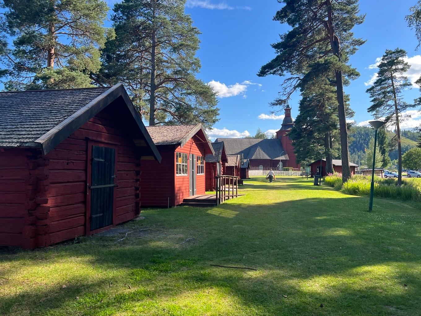 Varje sommar ordnar Ekshärad Hemslöjdare en konsthantverksmarknad vid Kyrkstallarna i Ekshärad. De välbevarade stallarna är från 1700-talet.
Foto: Kristina I. Kleinert