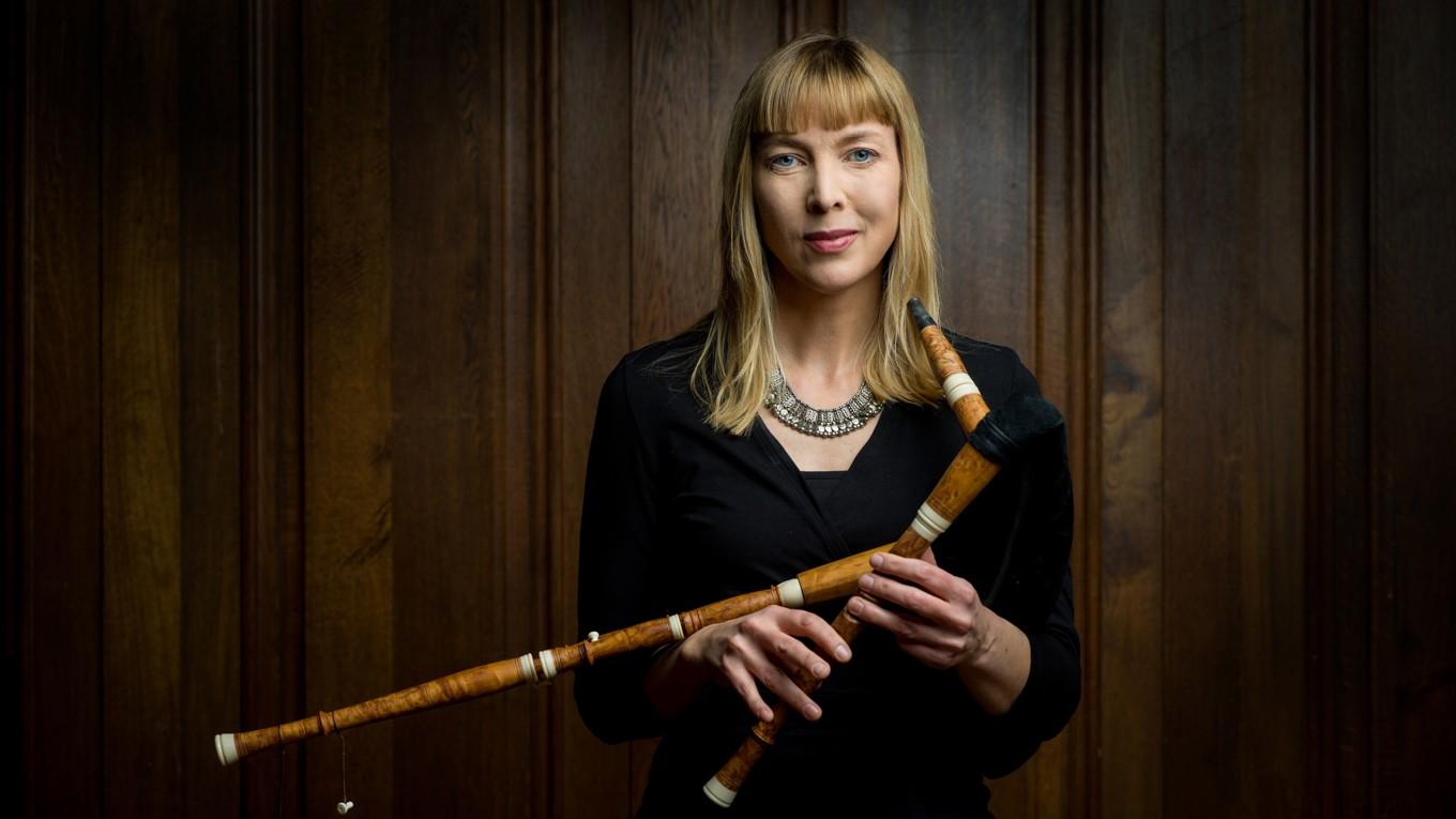 Anna Rynefors är riksspelman på svensk säckpipa, dessutom spelar hon en mängd andra instrument och sjunger. Hon skapar föreställningar där musik blandas med sång och muntligt berättande.
Foto: Håkan Sjöström