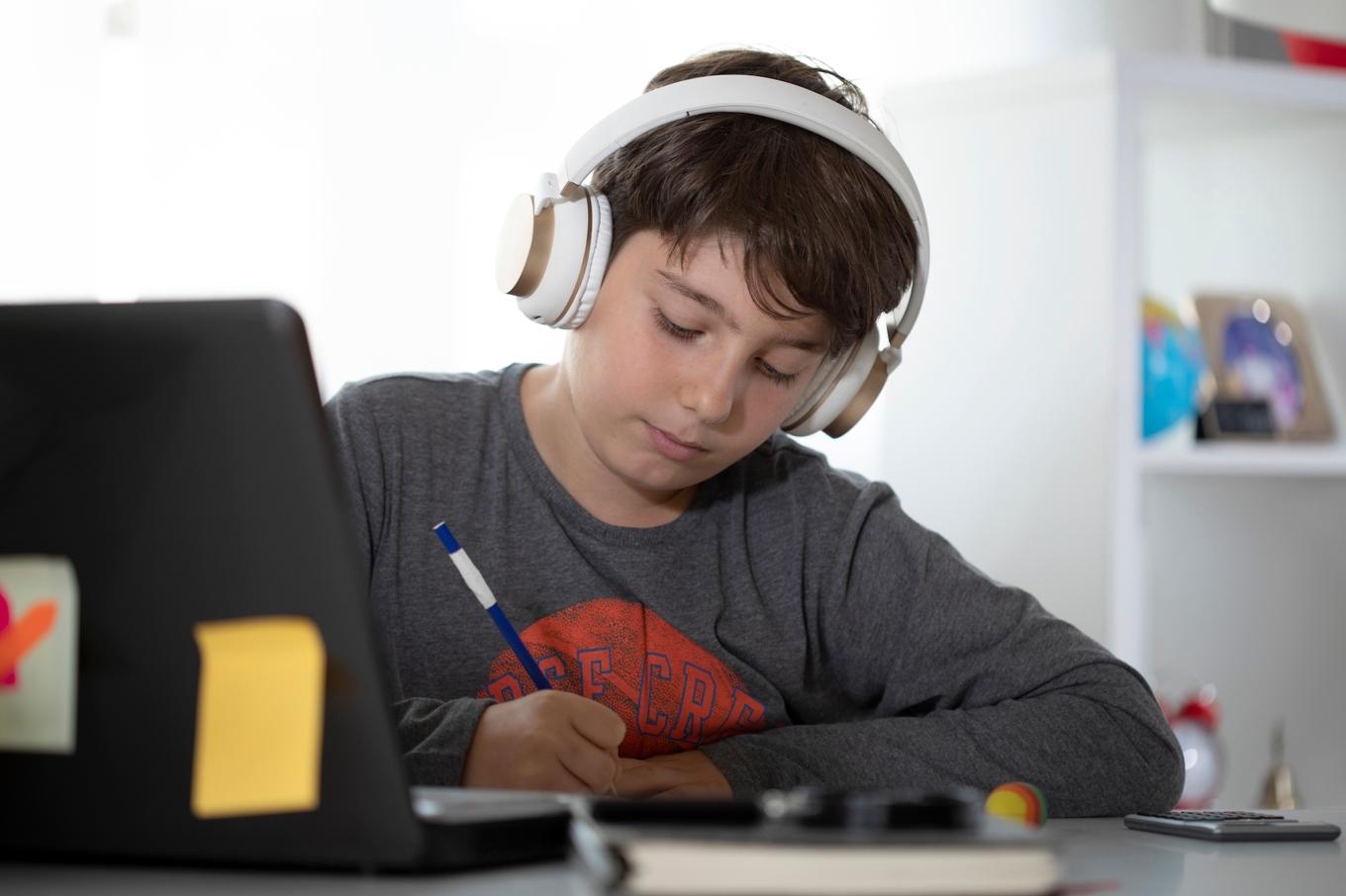 Forskning visar att brusljud i lurarna kan hjälpa elever med adhd och liknande symptom att få bättre fokus och minne vid skolarbete.
Foto: Izzet Ugutmen/Shutterstock