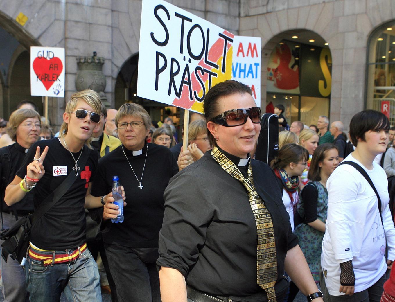 Stödet för pride-evenemang är stort i Sverige. Den svenska lutherska kyrkan marscherar för första gången i Gay Pride-paraden i Stockholm år 2007 under parollen ”Kärleken är starkare än allt”. I dag har både politiker, Försvarsmakten och stora företag anslutit sig till evenemanget. Foto: Sven Nackstrand/AFP via Getty Images