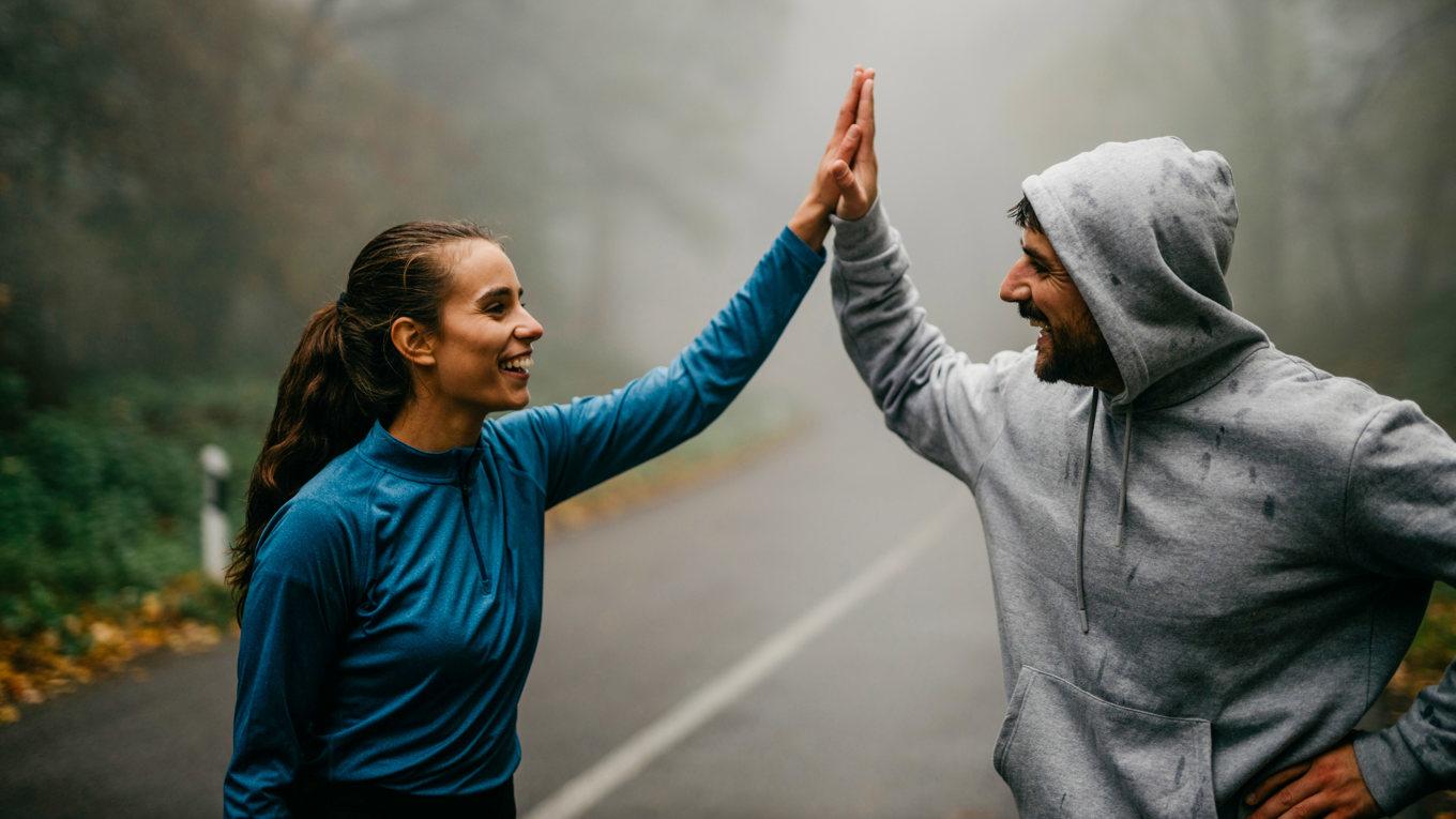 När någon frågar om man vill hänga med på tisdag, blir det ringar på vattnet: Sammanhållningen stärks. Jobbet blir roligare. Motionen blir av. Foto: La Famiglia/Shutterstock