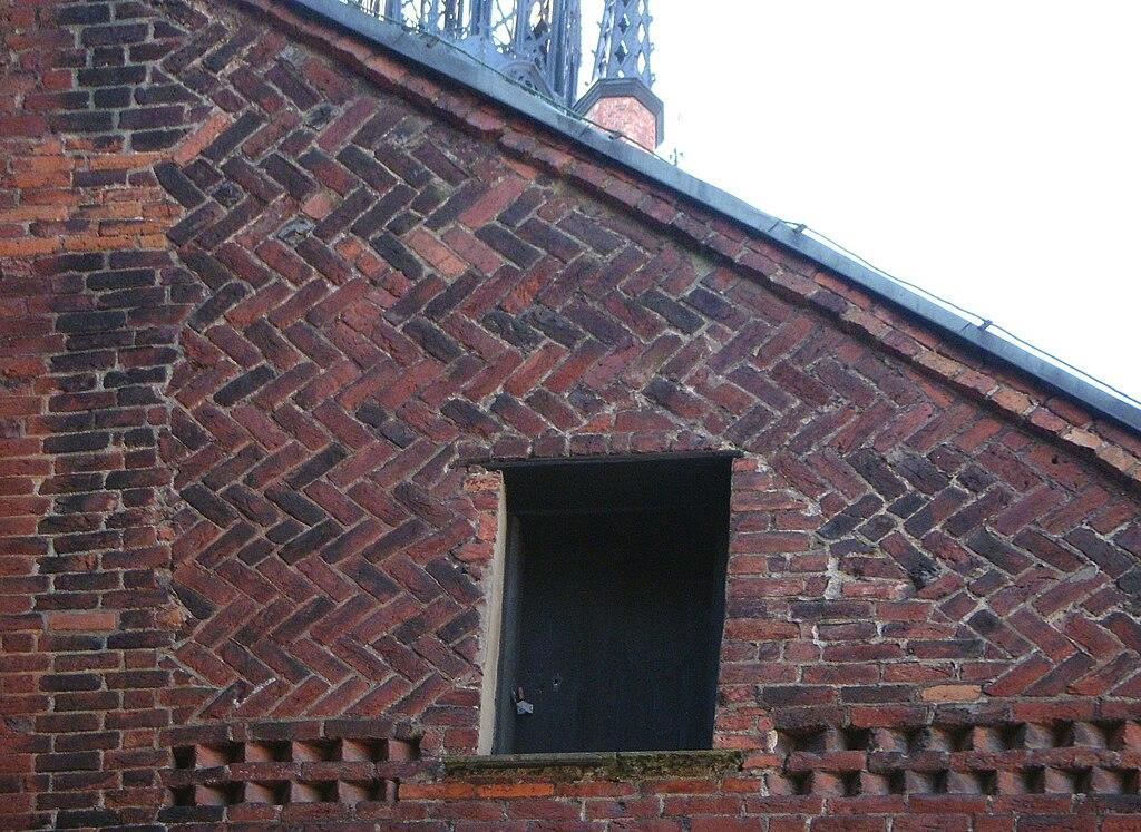 Bevarat medeltida murverk i mönsterlagda murtegel på Riddarholmsskyrkan i Stockholm. Foto: Holger Ellgaard