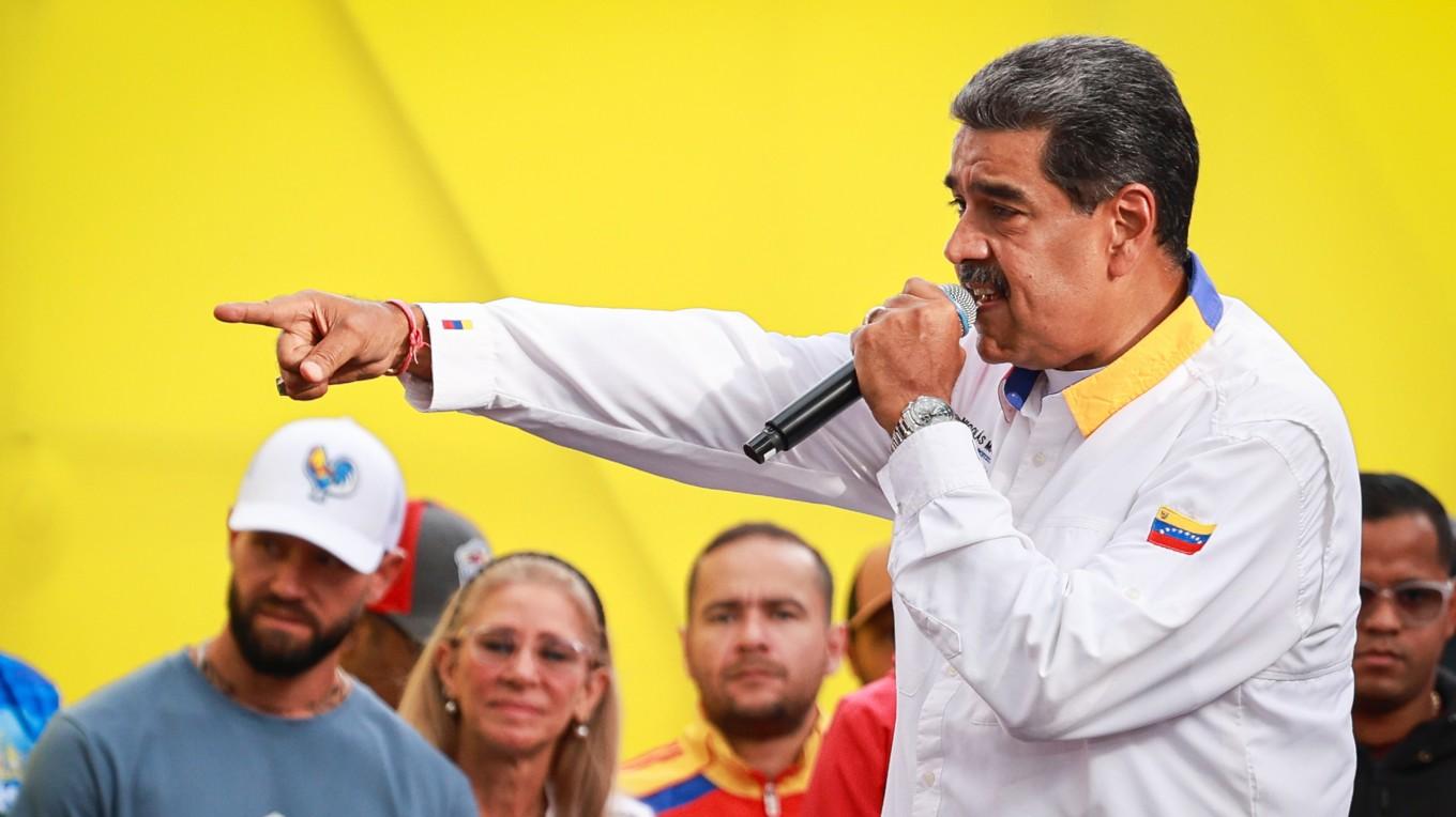 Venezuelas president Nicolás Maduro håller tal utanför presidentpalatset i Caracas den 3 augusti. Han gick           till hård attack mot oppositionen.   Foto: Jesus Vargas/Getty Images