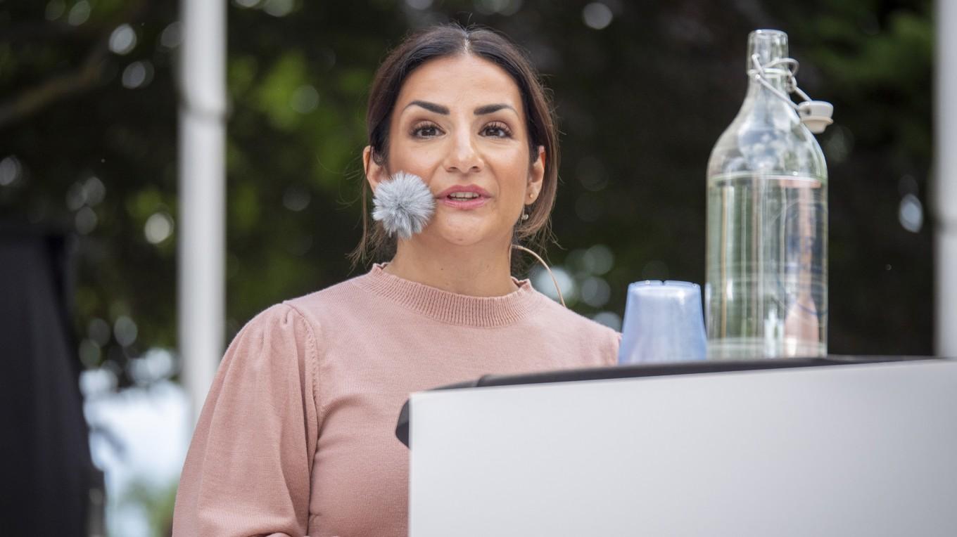 Kulturminister Parisa Liljestrand (M) vill slå ner på anonyma konton på sociala medier. Här talar hon på Almedalsveckan förra året. Foto: Bilbo Lantto