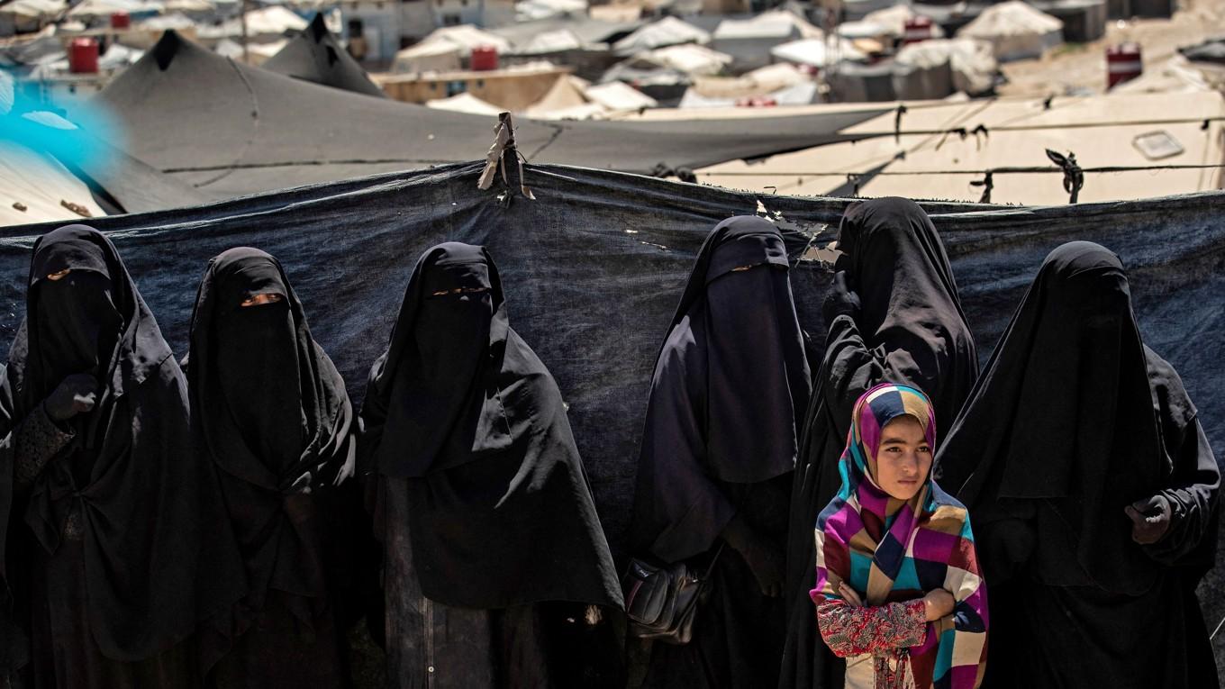 En flicka tillsammans med andra kvinnor i det kurdisktledda lägret al-Hol i nordöstra Syrien den 18 augusti 2020. Foto: Delil Souleiman/AFP via Getty Images