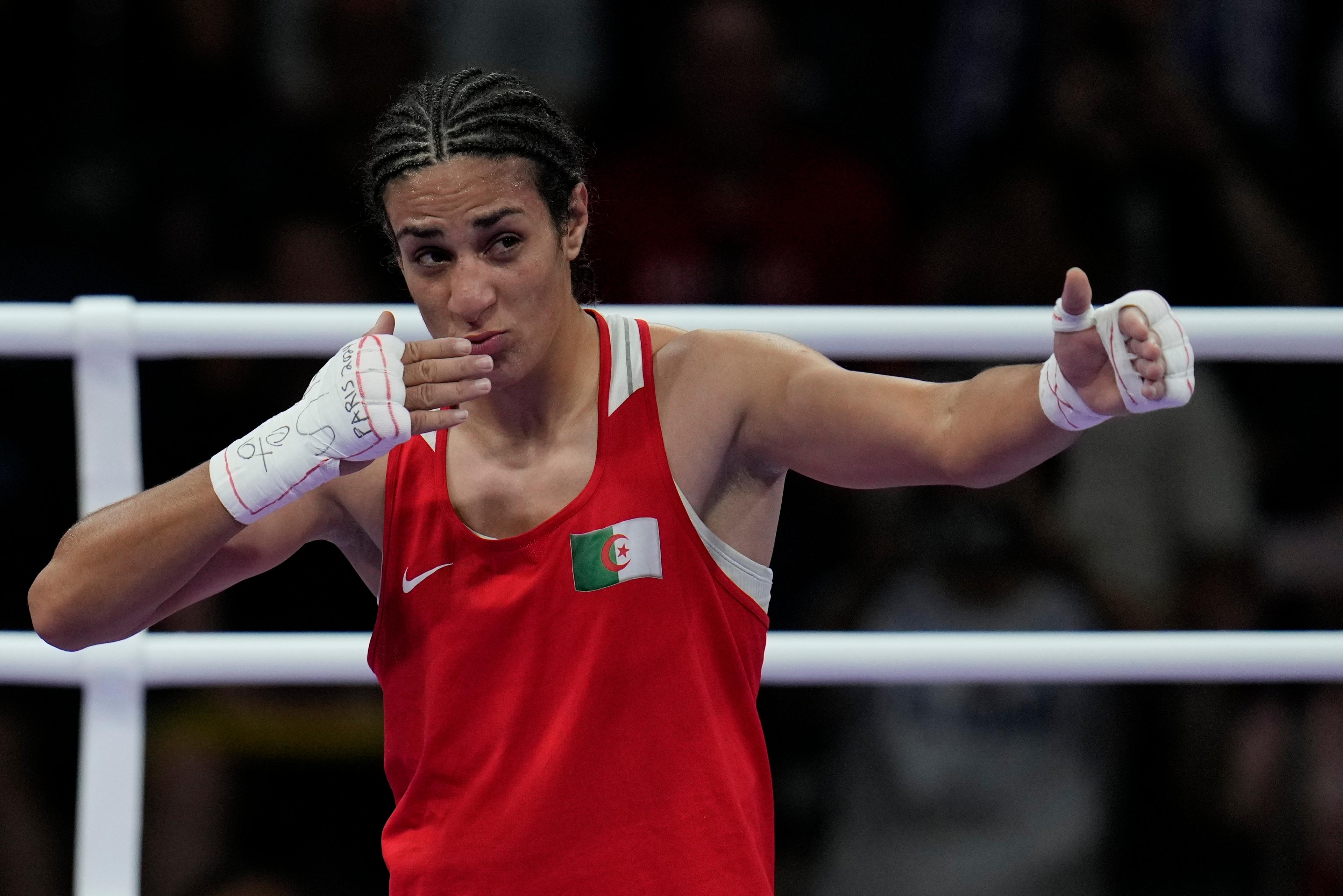 Algeriets Imane Khelif firade efter segern i kvartsfinalen mot Anna Hamori, Ungern, och säkrad OS-medalj. Foto: John Locher/AP/TT