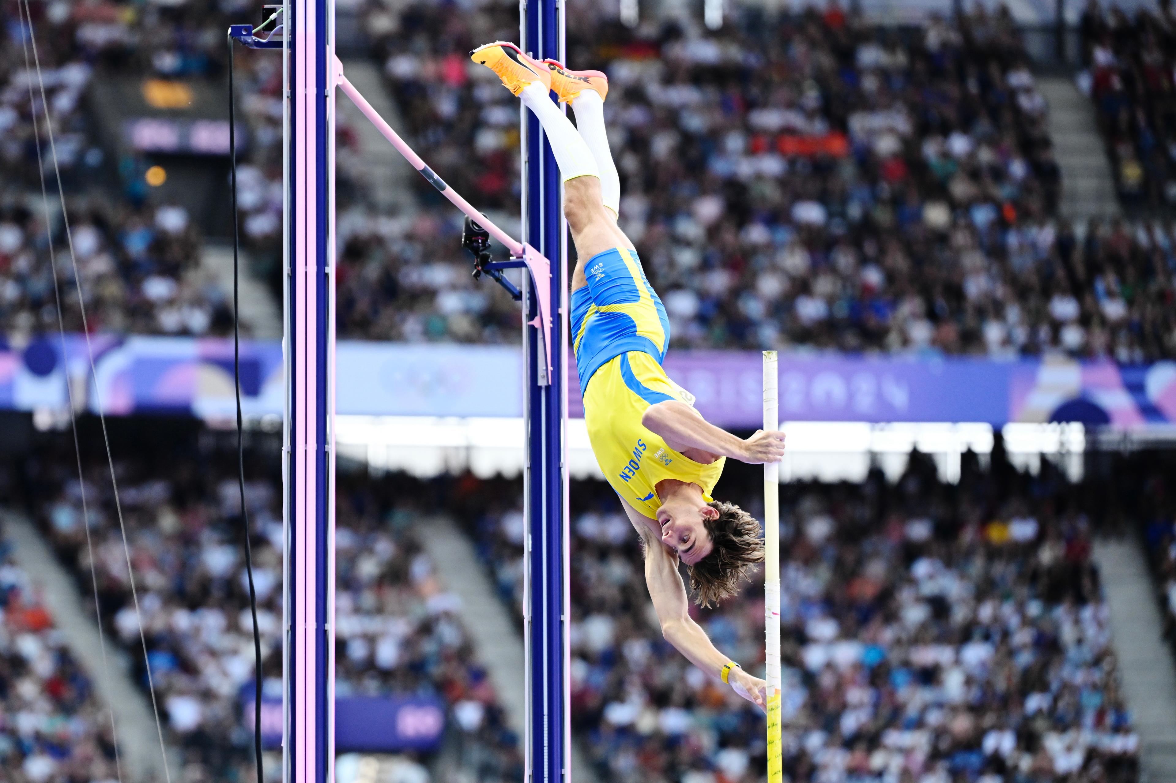 Sveriges Armand Duplantis i herrarnas kval i stavhopp på Stade de France under sommar-OS i Paris. Foto: Jessica Gow/TT