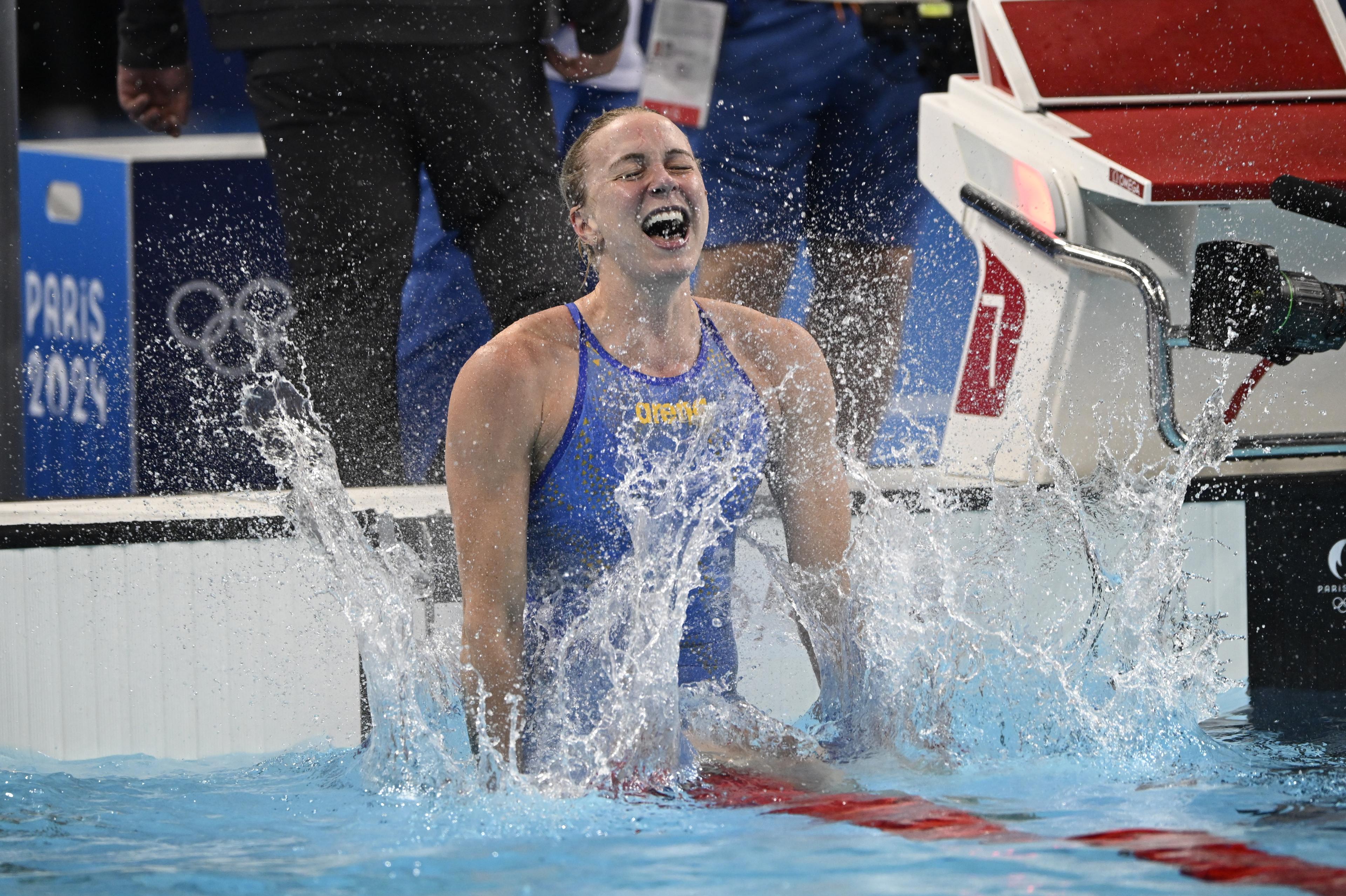 Sarah Sjöströms glädje efter skrällguldet på 100 meter fritt. Nu är hon jättefavorit på halva distansen. Foto: Jessica Gow/TT