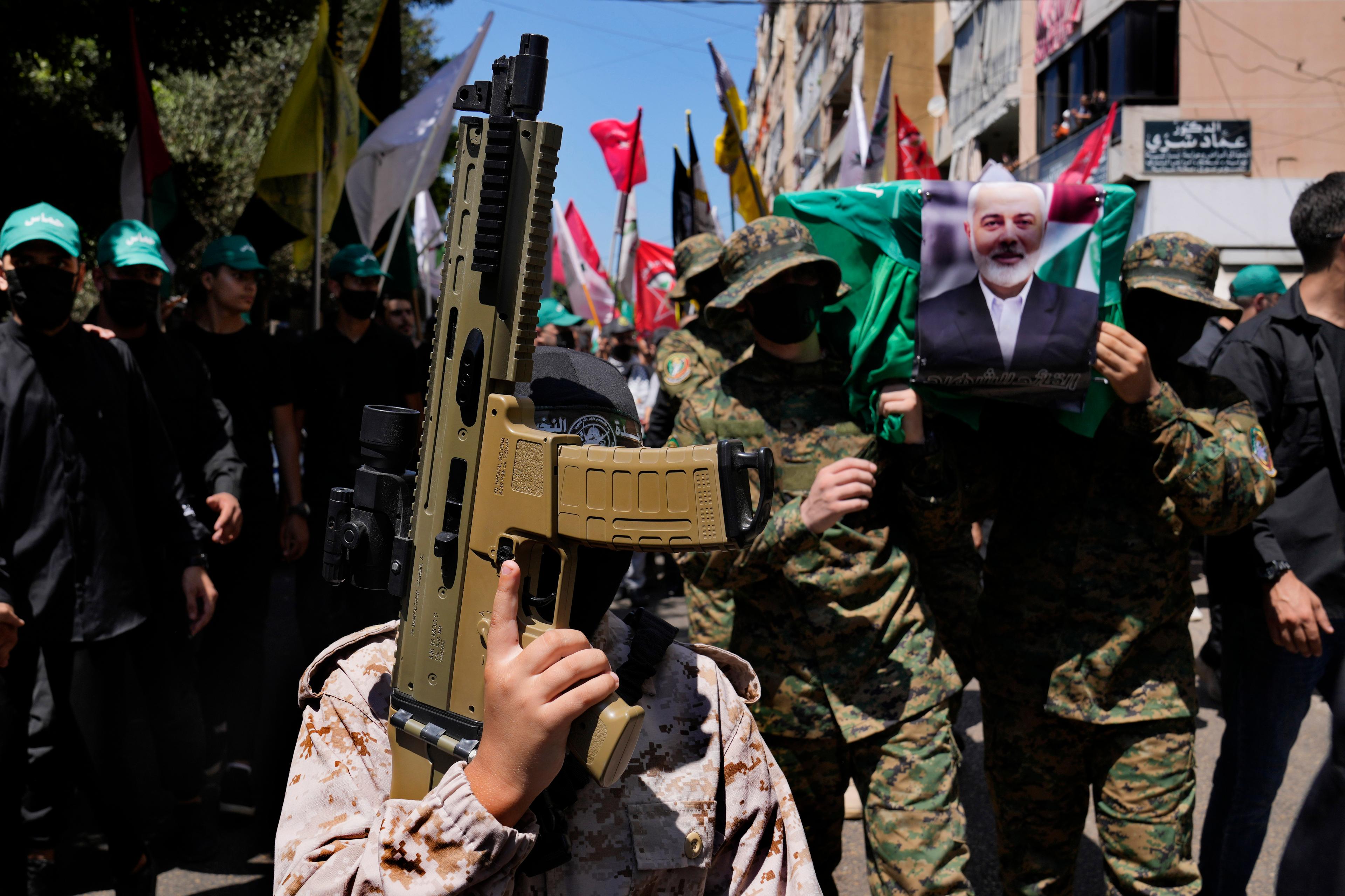 En manifestation till stöd för terrorstämplade Hamas i Beirut i Libanon. På plakatete syns Hamas politiske ledare Ismail Haniya som dödades i Iran i veckan. Foto: Hussein Malla/AP/TT