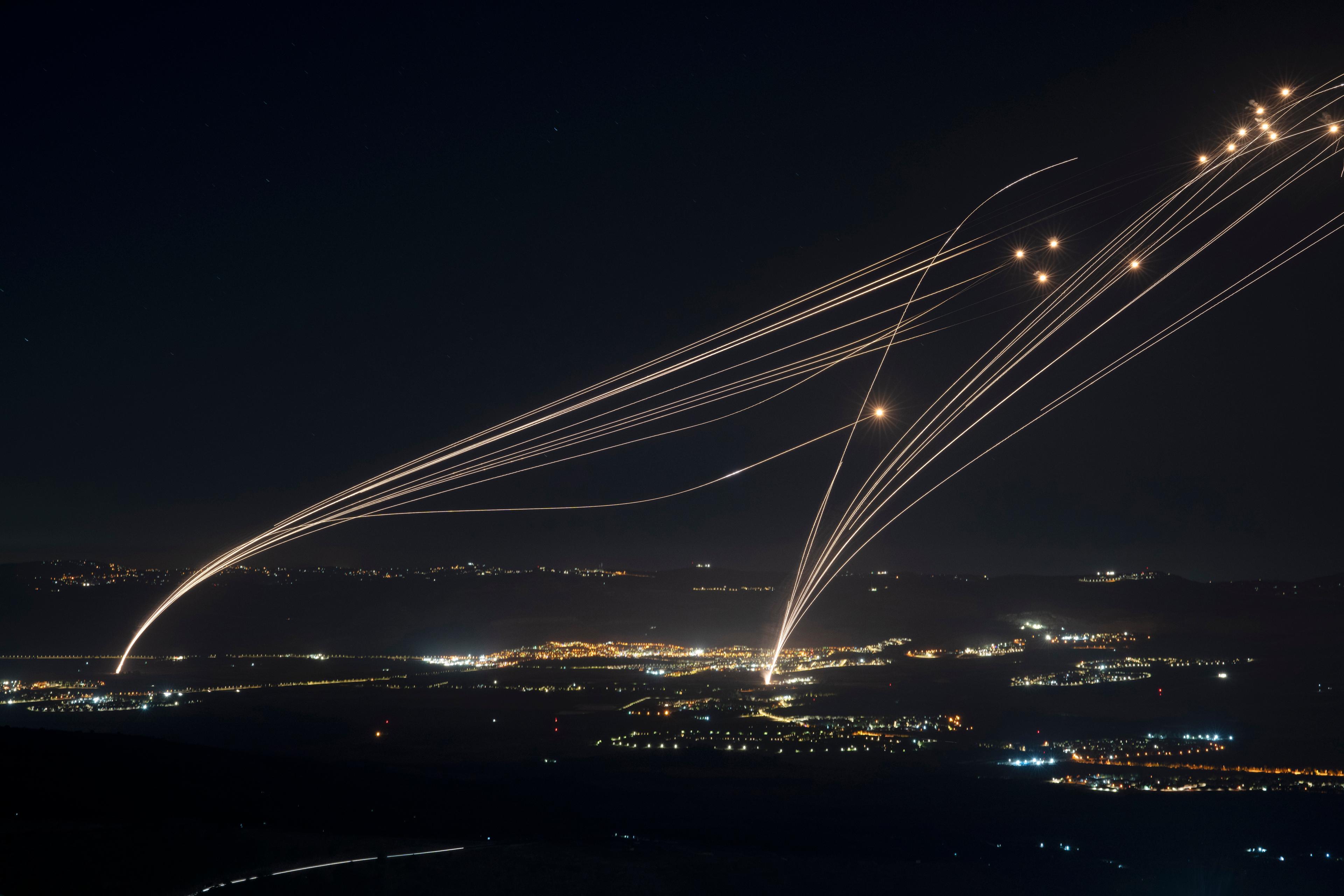 Israeliskt luftförsvar skjuter ned raketer avfyrade från Libanon. Foto: Leo Correa/AP/TT