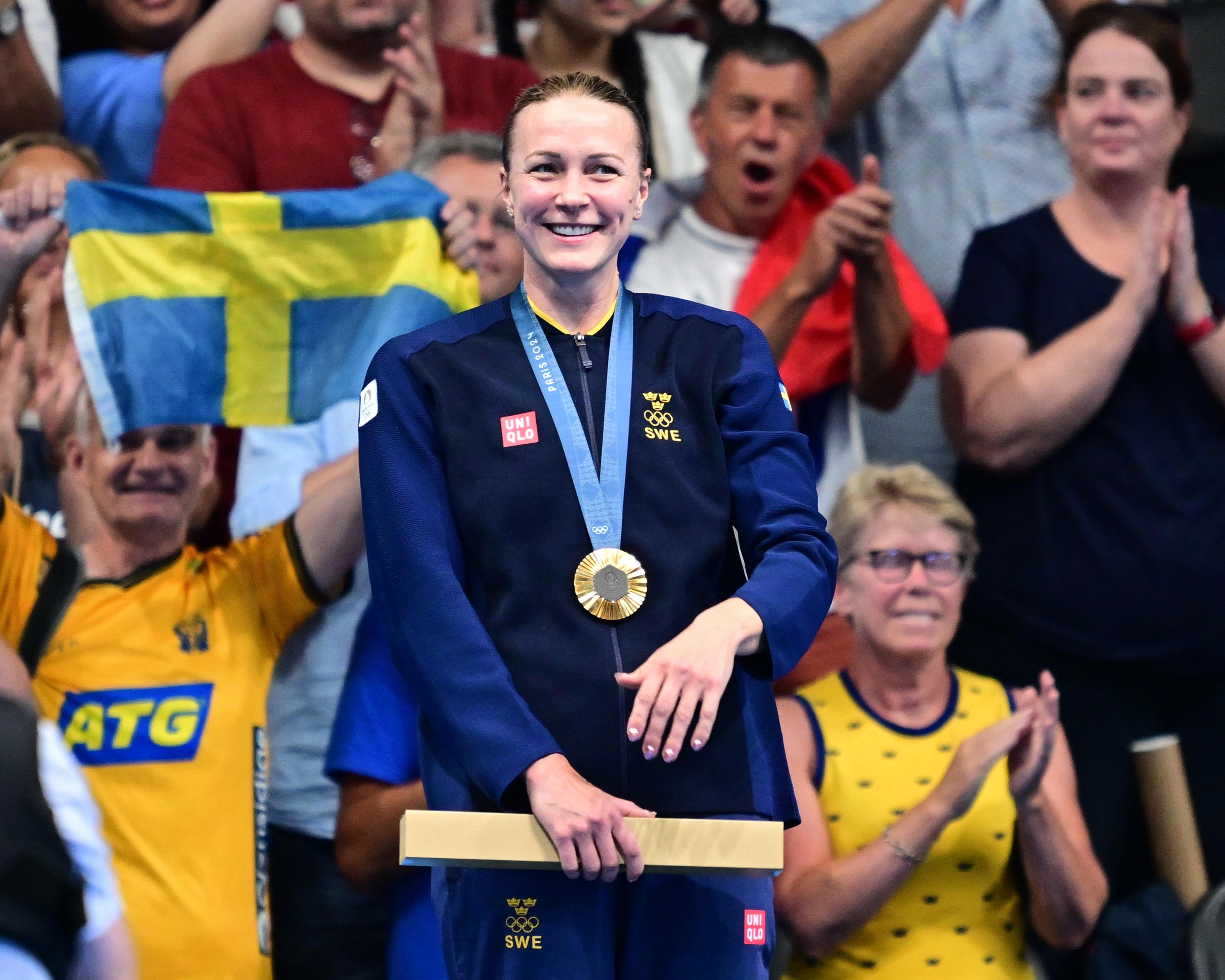 Sarah Sjöström med OS-guldet på 50 meter fritt i La Defense Arena i Paris. Foto: Jonas Ekströmer/TT