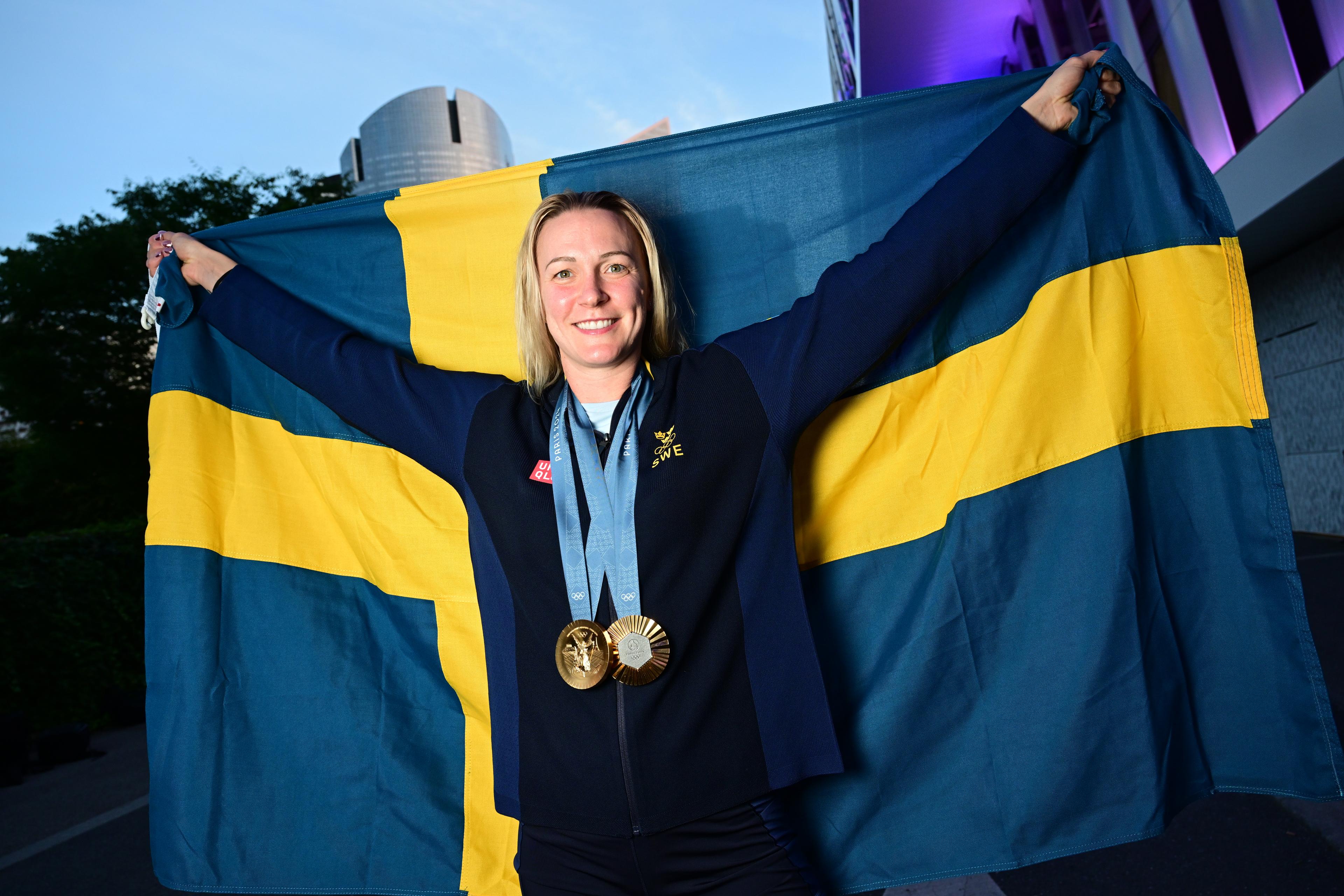 Sarah Sjöström utanför La Défense Arena i Paris med sina två OS-guld. Foto: Jonas Ekströmer/TT