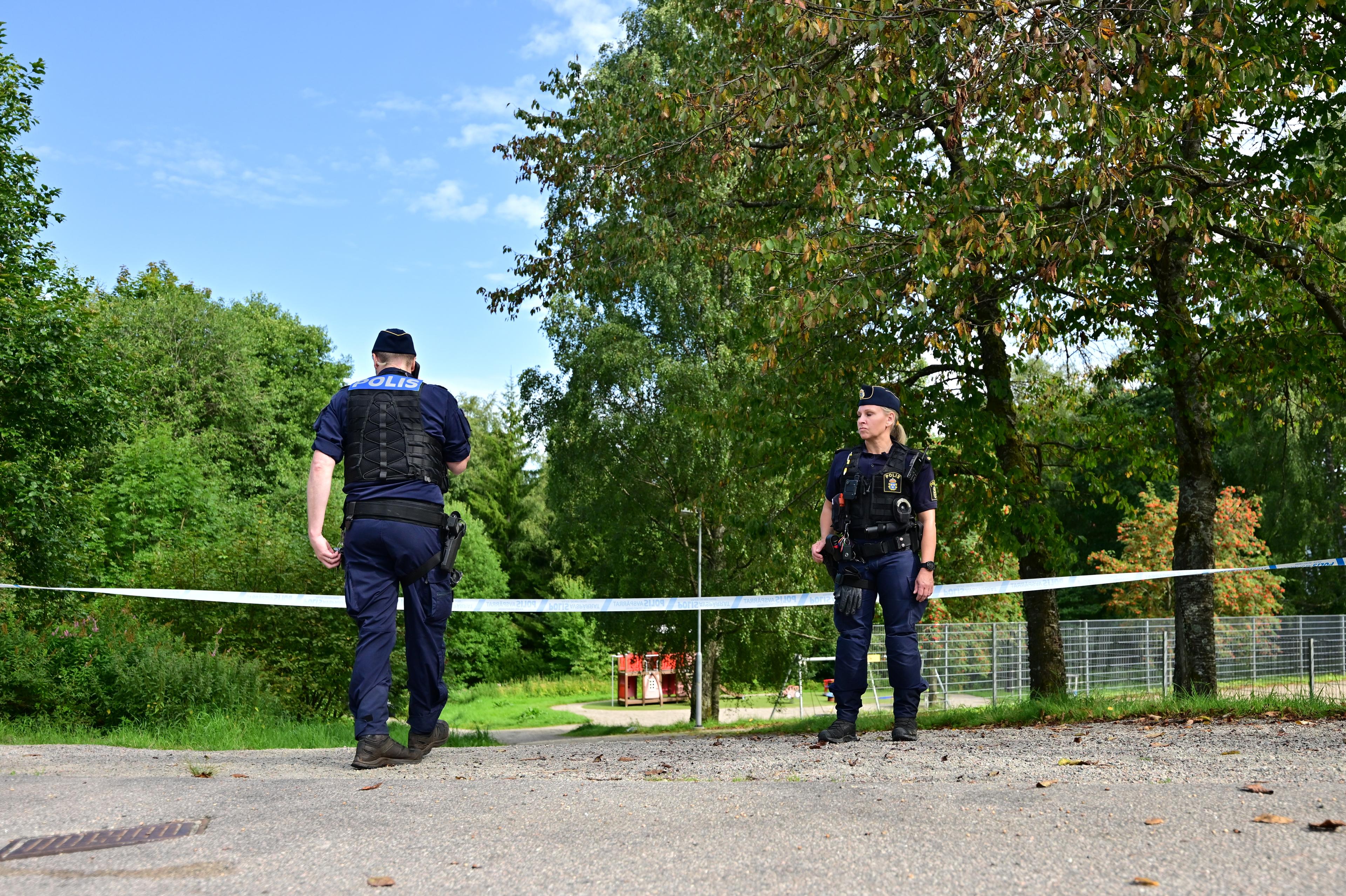 En man hittades svårt skottskadad utomhus i Borås tidigt på morgonen i fredags. Mannen avled, och nu begärs en 21-årig man häktad för mord. Foto: Björn Larsson Rosvall/TT