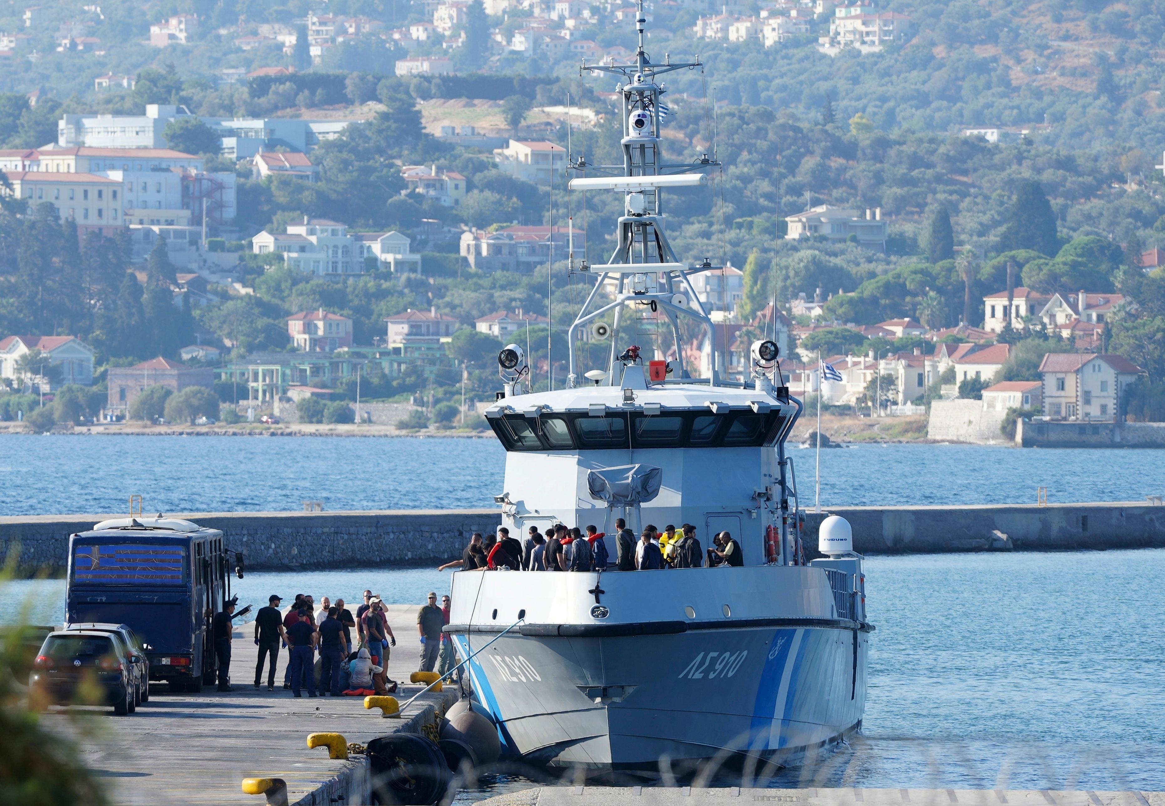 Ett grekiskt kustbevakningsskepp i hamnstaden Mytilene. Arkivbild. Foto: Panagiotis Balaskas/AP/TT