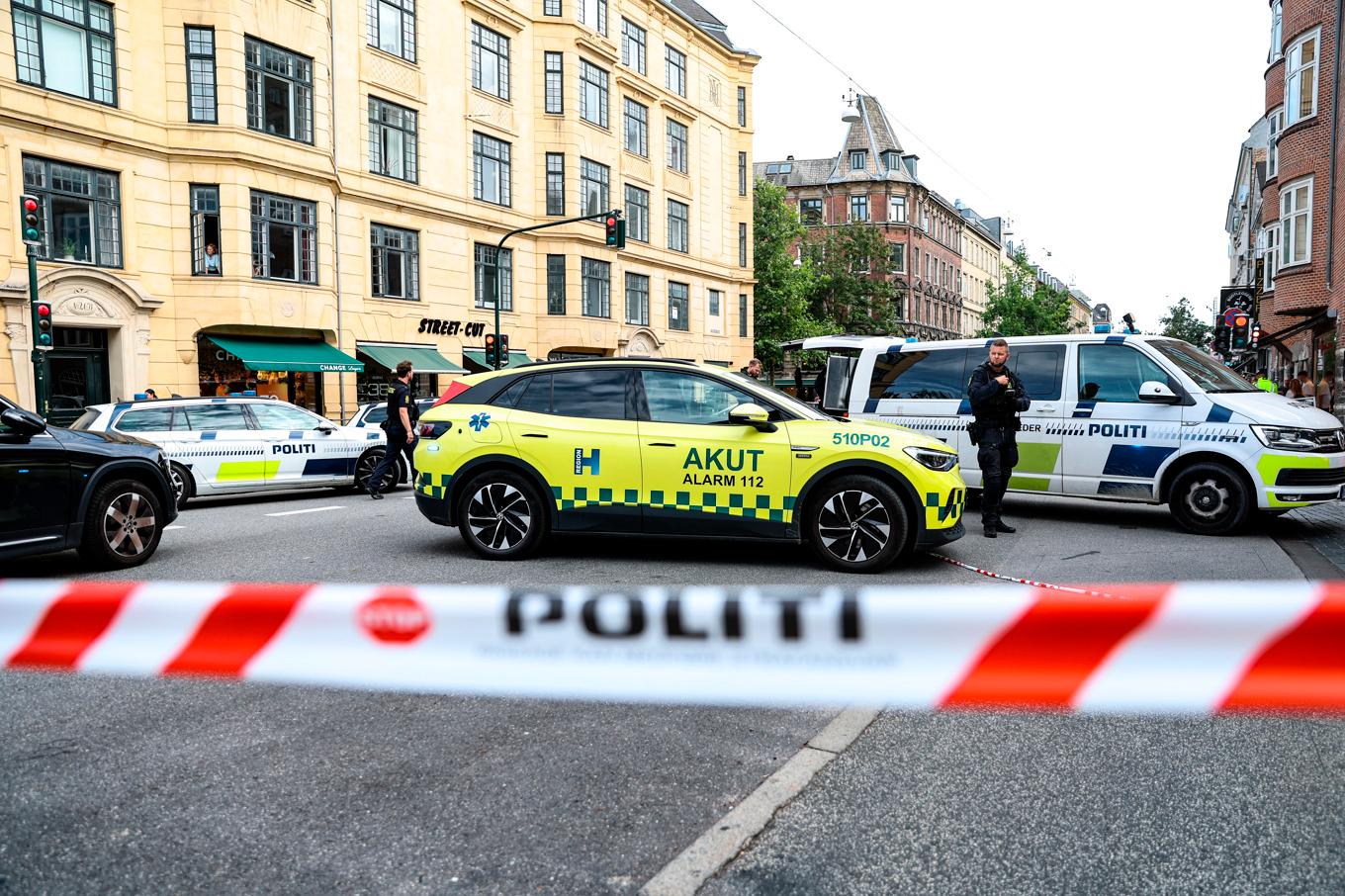 Polis på plats efter en skottlossning på Falkoner Allé i Frederiksberg i Köpenhamn på måndagen. En 17-åring hemmahörande i Sverige är misstänkt för skottlossningen. Foto: Steven Knap/Ritzau Scanpix