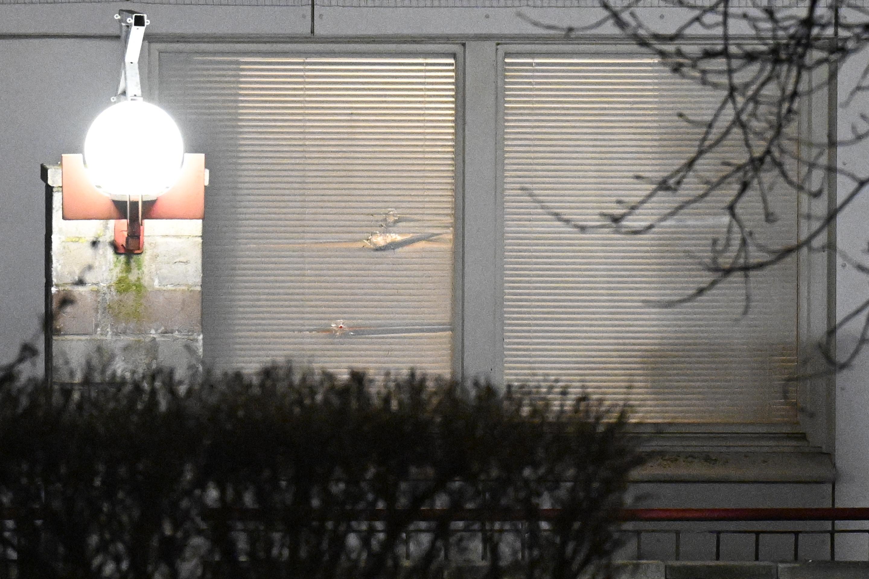 Den 17 december förra året besköts en bostad i Almgården i Malmö. En person träffades och fördes med ambulans till sjukhus. Arkivbild. Foto: Johan Nilsson/TT