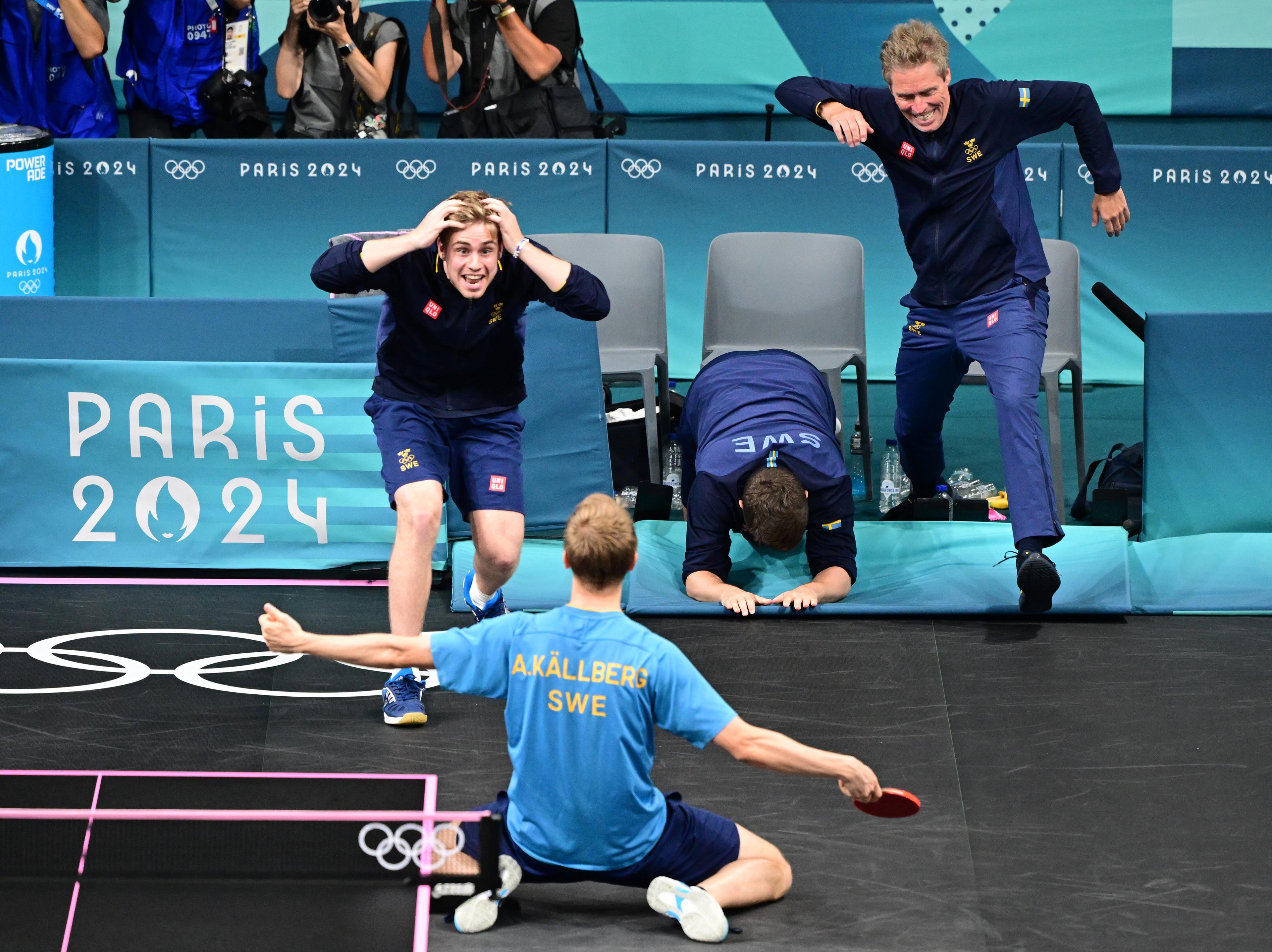 Sveriges herrlag vet inte vart de ska ta vägen efter att Anton Källberg fullbordat vändningen i OS-semifinalen mot Japan. Foto: Jonas Ekströmer/TT