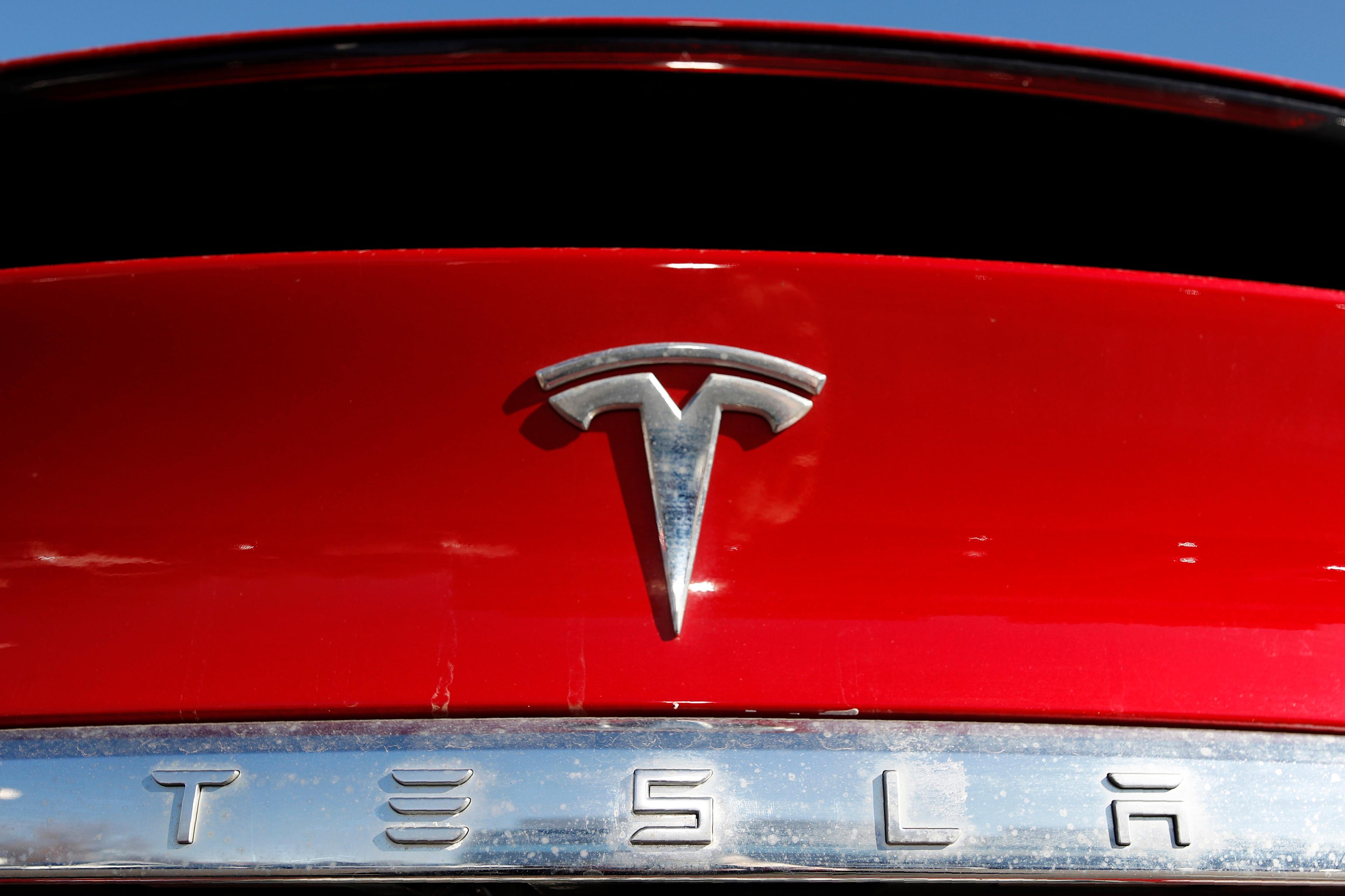 Tesla återkallar bilar i Kina för att säkerställa att bagageluckan fungerar som den ska. Arkivbild. Foto: David Zalubowski/AP