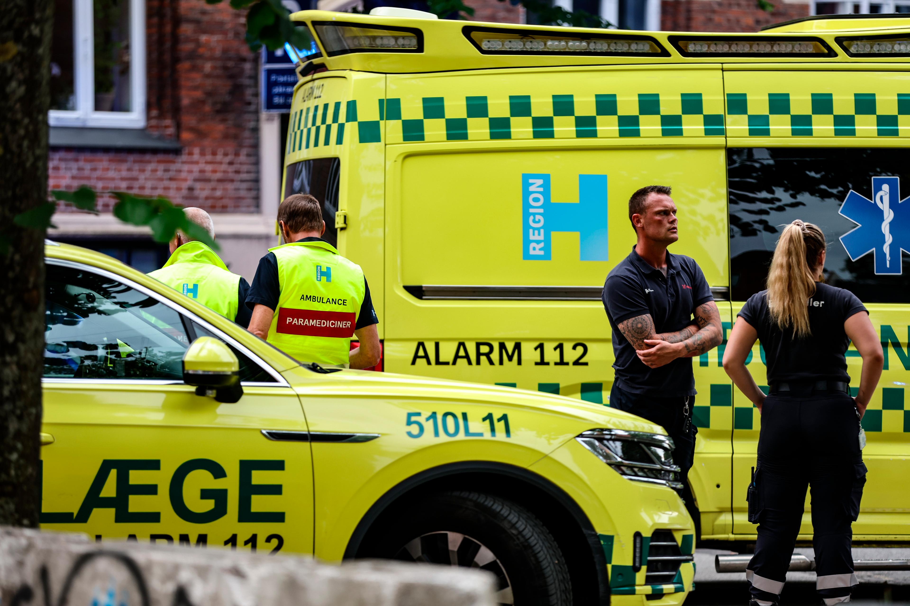 Sjukvårdspersonal på plats i Nørrebro i Köpenhamn efter en dödlig skottlossning. Foto: Steven Knap/Ritzau Scanpix