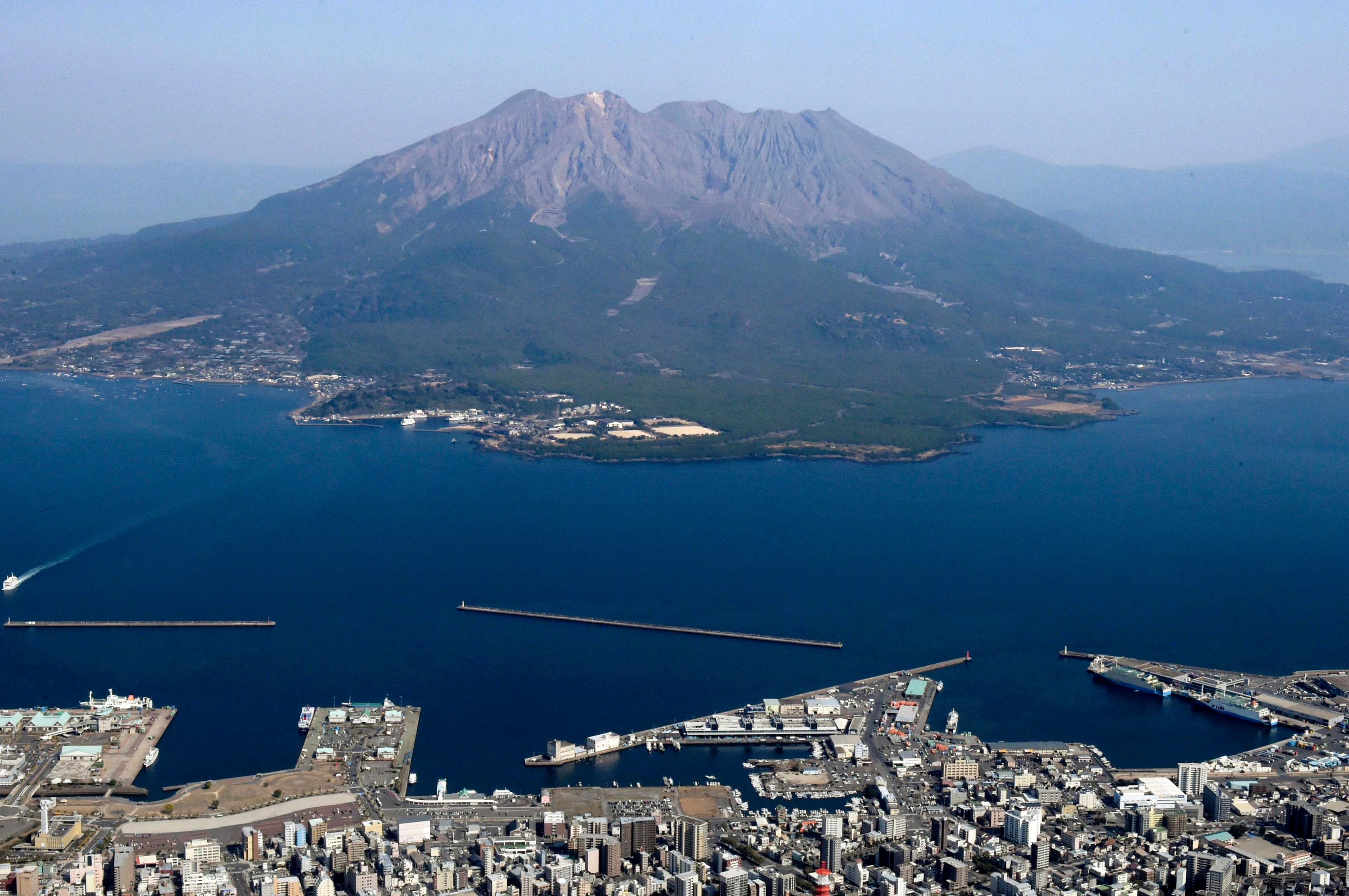 Skalven inträffade vid ön Kyushu. Arkivbild på vulkanen Sakurajima på ön. Foto: Kyodo via AP/TT