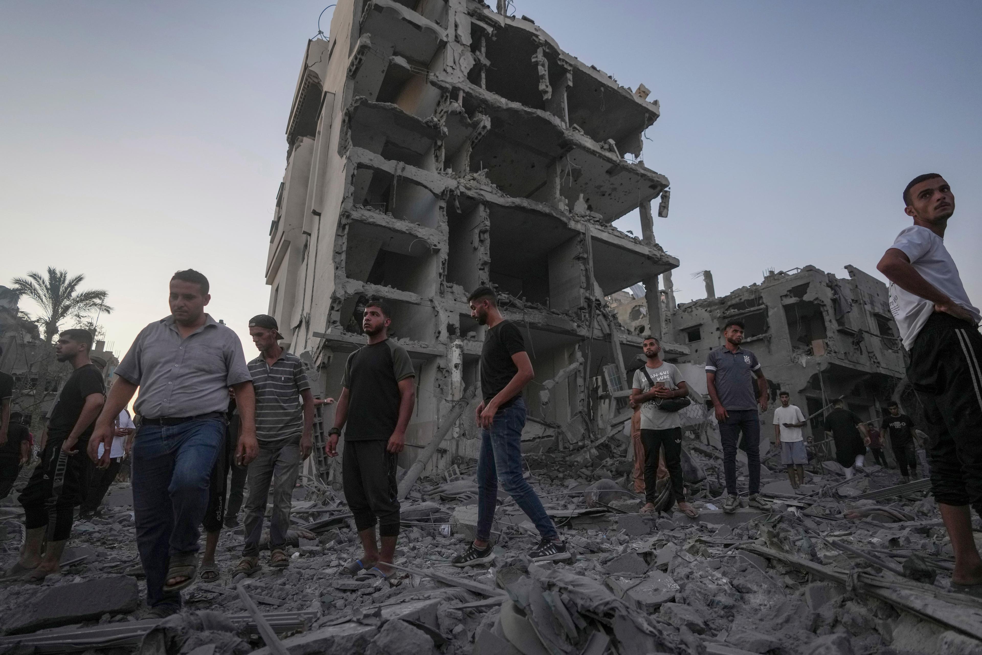 Bild tagen efter en israelisk attack i Deir al-Balah i Gaza den 6 augusti. Foto: Abdel Kareem Hana/AP/TT