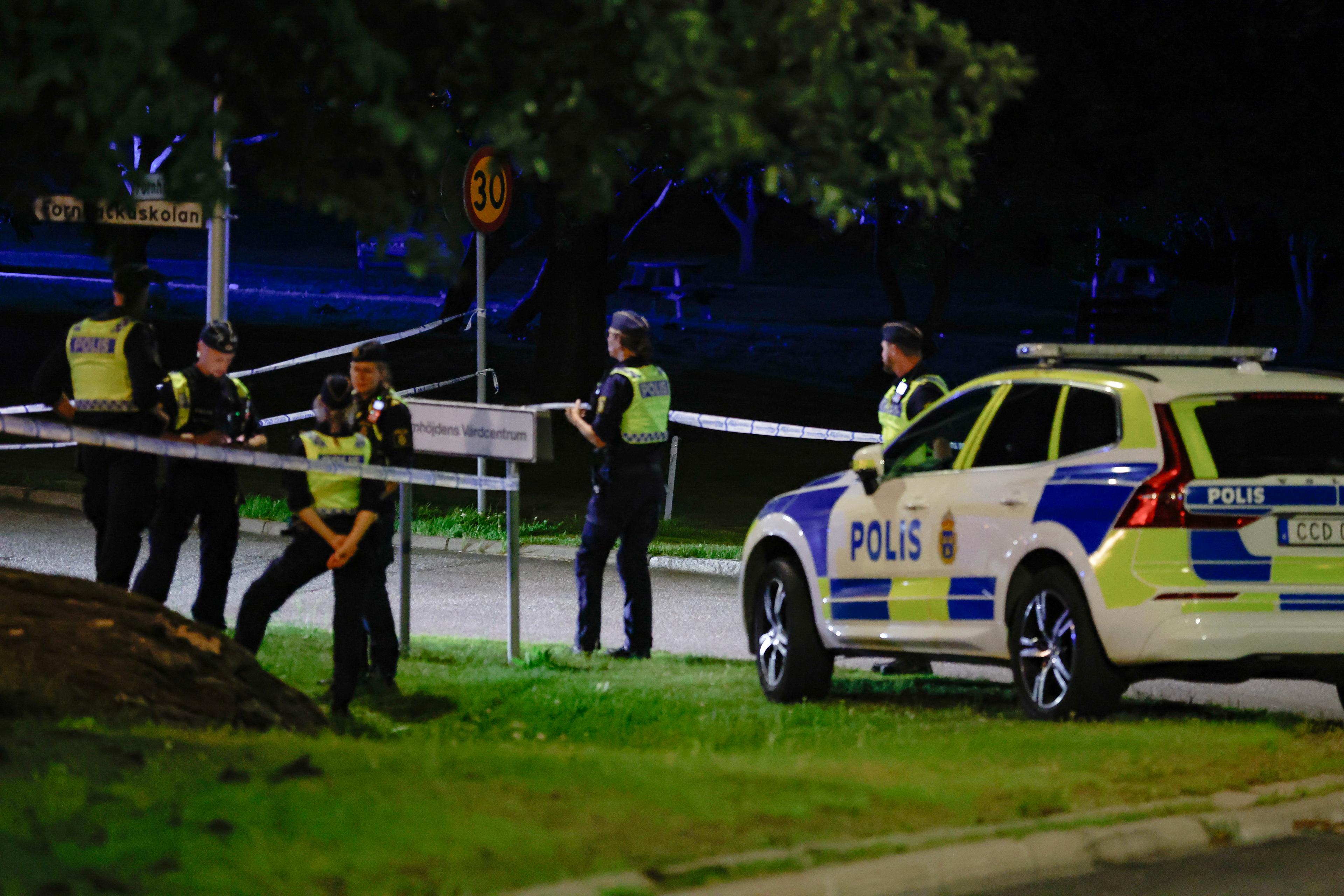 Polis på plats vid Fornhöjden i Södertälje efter larm om skottlossning vid 21-tiden på onsdagskvällen. En skadad person fördes med ambulans till sjukhus. Foto: Mickan Mörk/TT