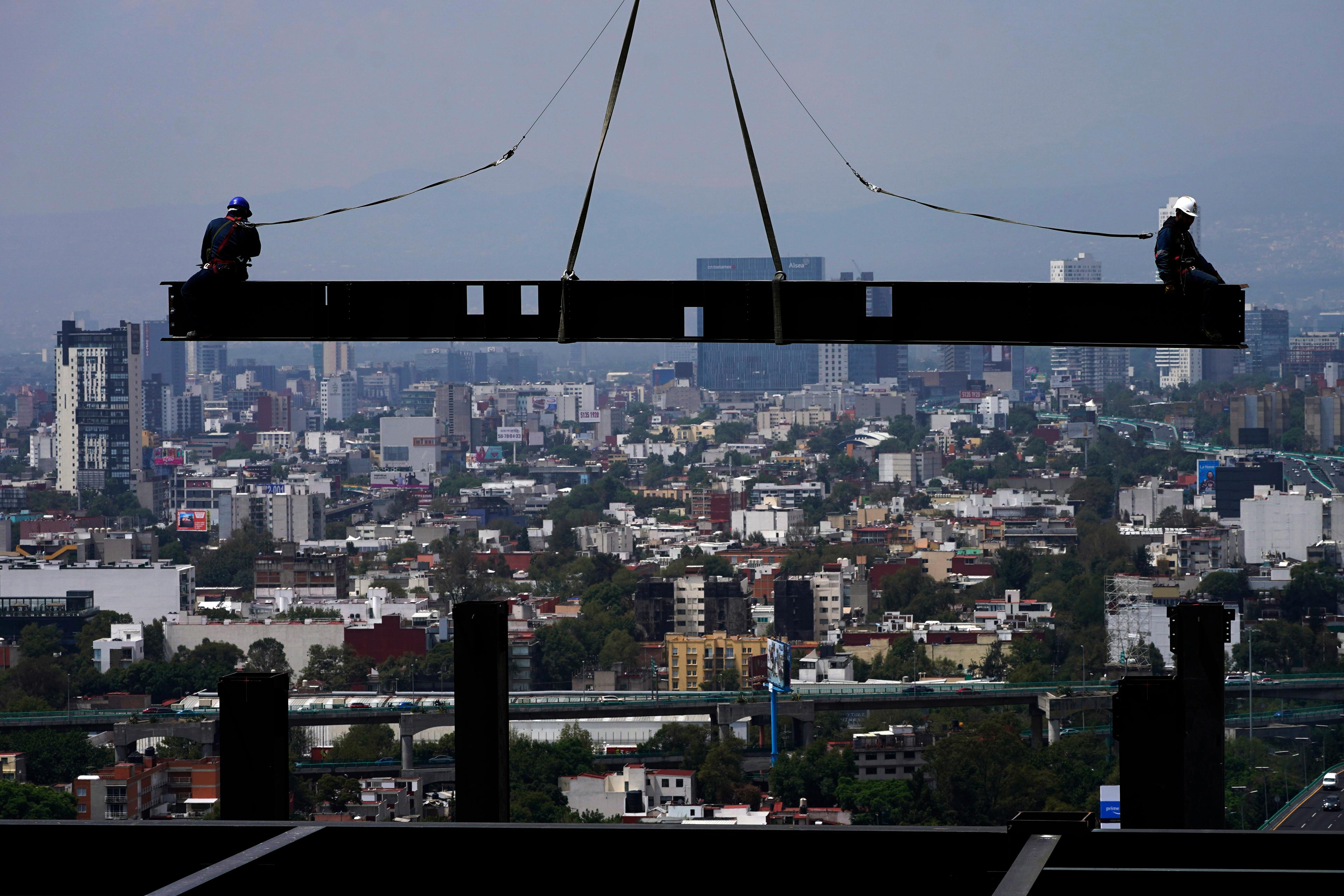 Mexikos centralbank gör en oortodox räntesänkning för att stötta ekonomin, trots att färska data säger att inflationen väntas stiga. Arkivbild. Foto: Marco Ugarte/AP/TT