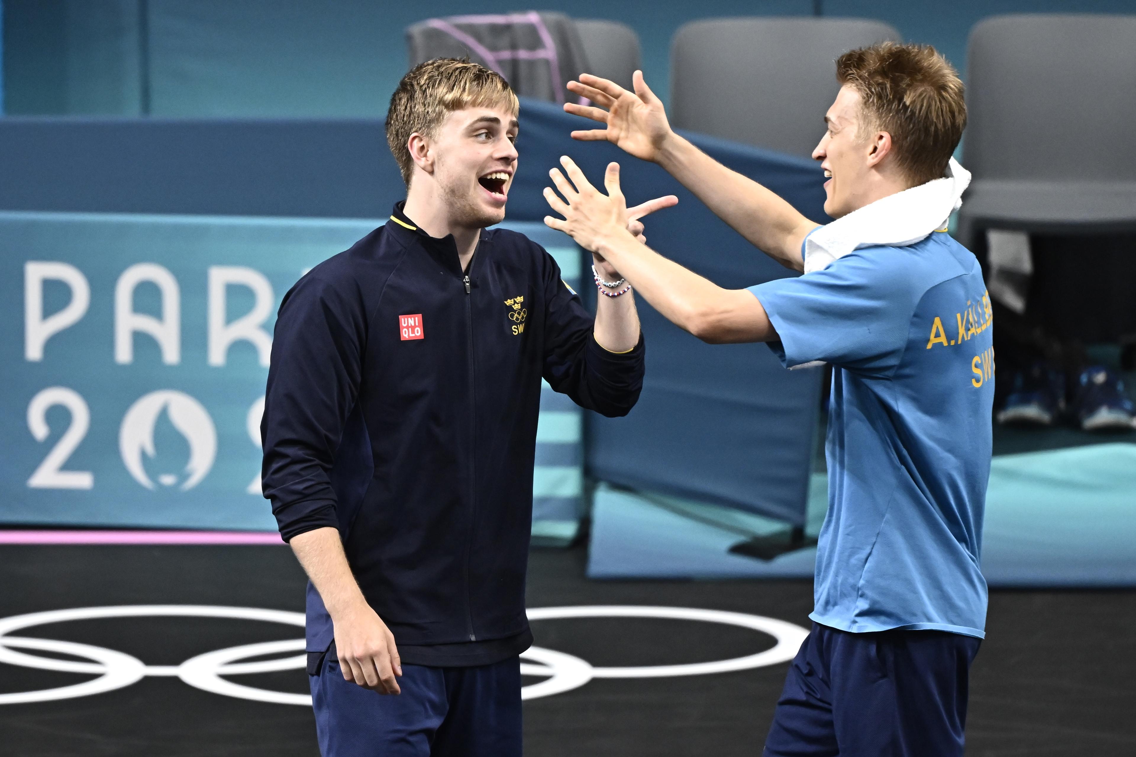 Sveriges Truls Möregårdh och Anton Källberg jublar efter att ha vunnit semifinalen mot Japan i herrarnas lagtävling i bordtennis under OS i Paris. I dag står final mot Kina på programmet. Foto: Jonas Ekströmer/TT