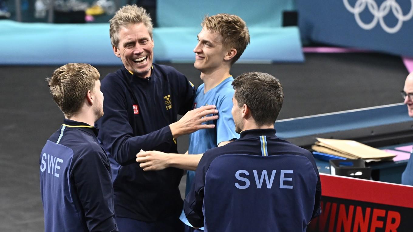 Jörgen Persson, tvåa från vänster, skrattade gott efter Sveriges seger i OS-semifinalen mot Japan. Foto: Jonas Ekströmer/TT