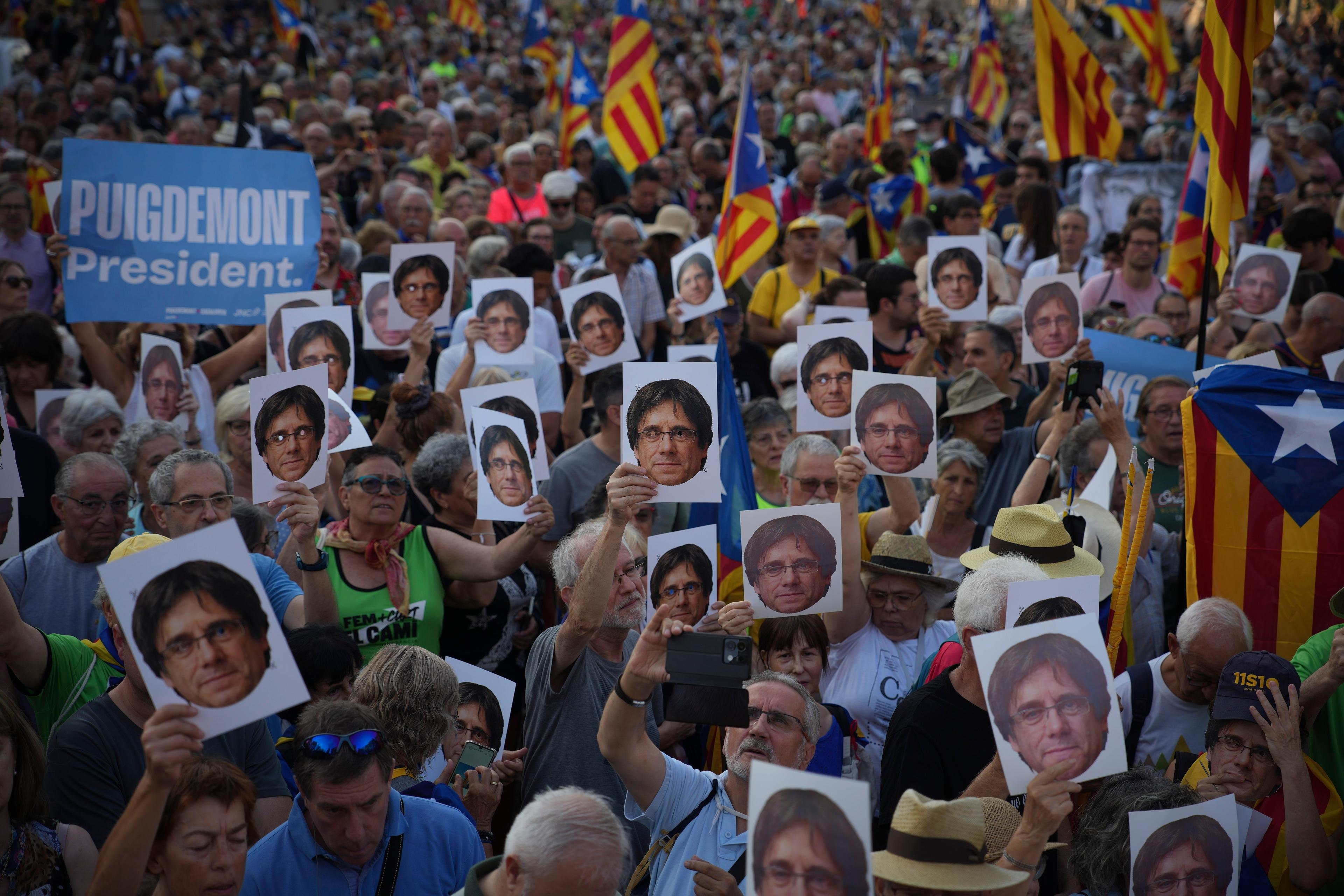 Anhängare till den katalanska separatistledaren Carles Puigdemont väntade på hans ankomst nära det katalanska parlamentet under torsdagen. Foto: Emilio Morenatti/AP/TT