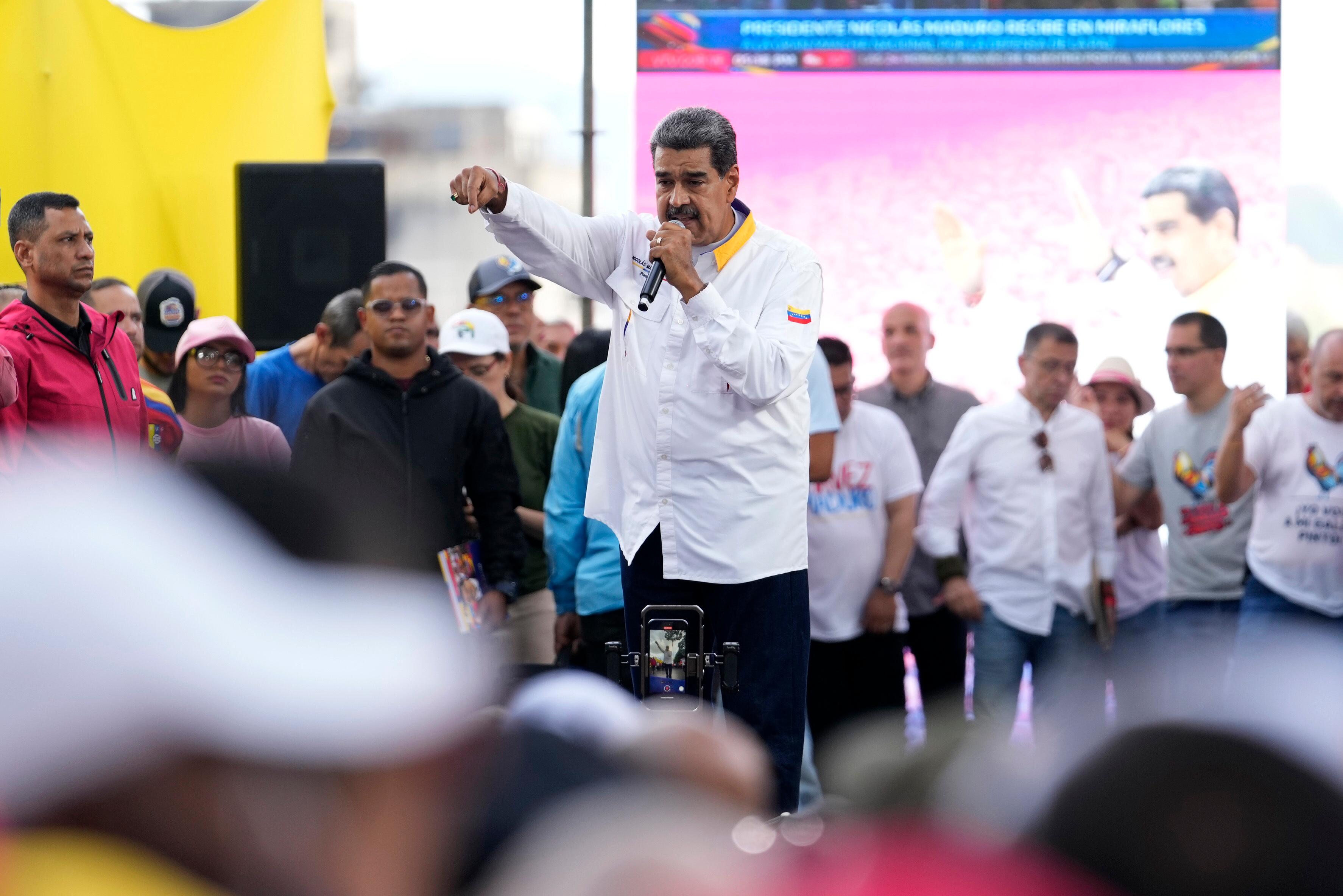 Venezuelas president Nicolas Maduro talar till sina väljare i Caracas. Arkivbild. Foto: Matias Delacroix/AP/TT