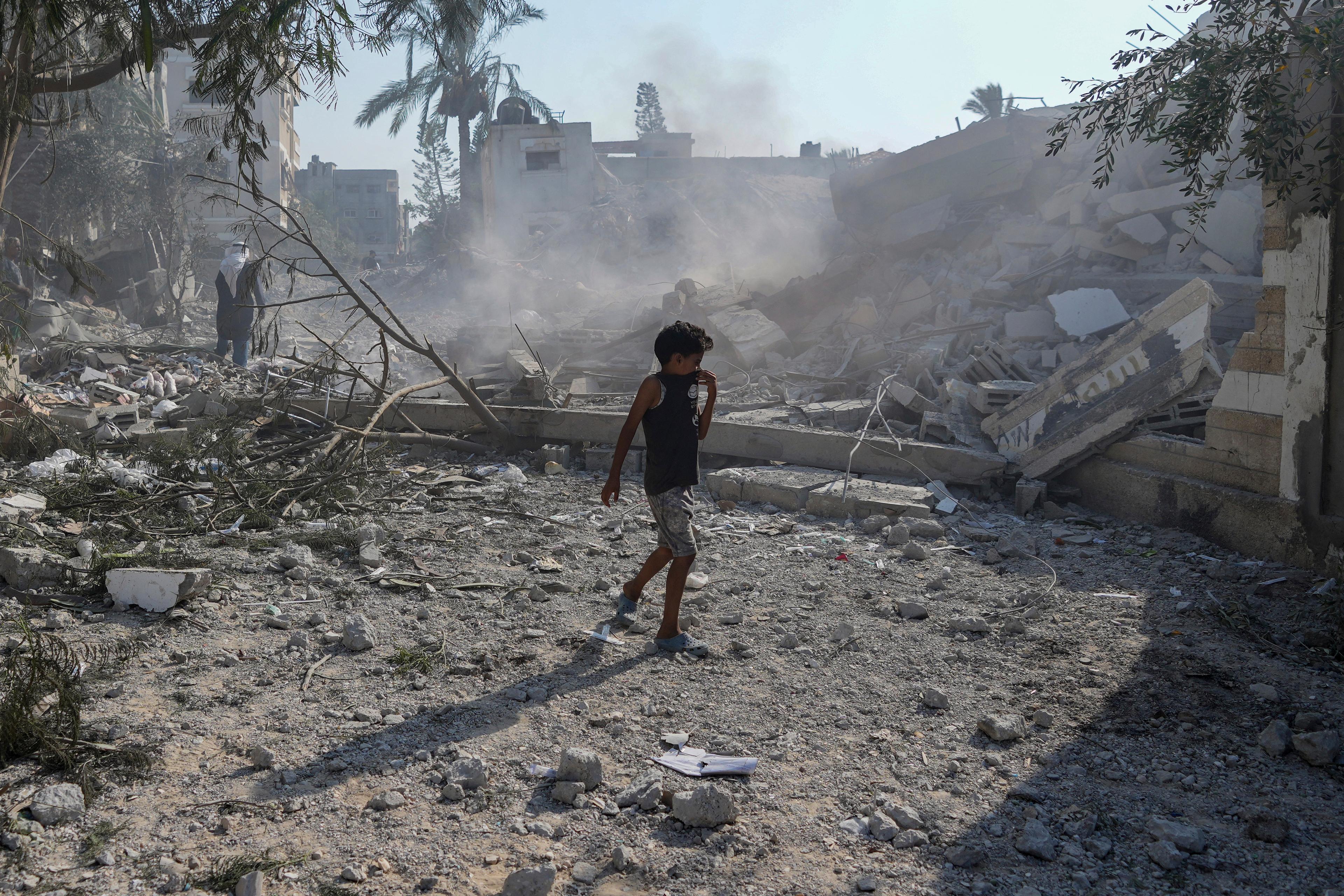 En pojke passerar framför en förstörd skola i Deir al-Balah i centrala Gaza. Arkivbild. Foto: Abdel Kareem Hana/AP/TT