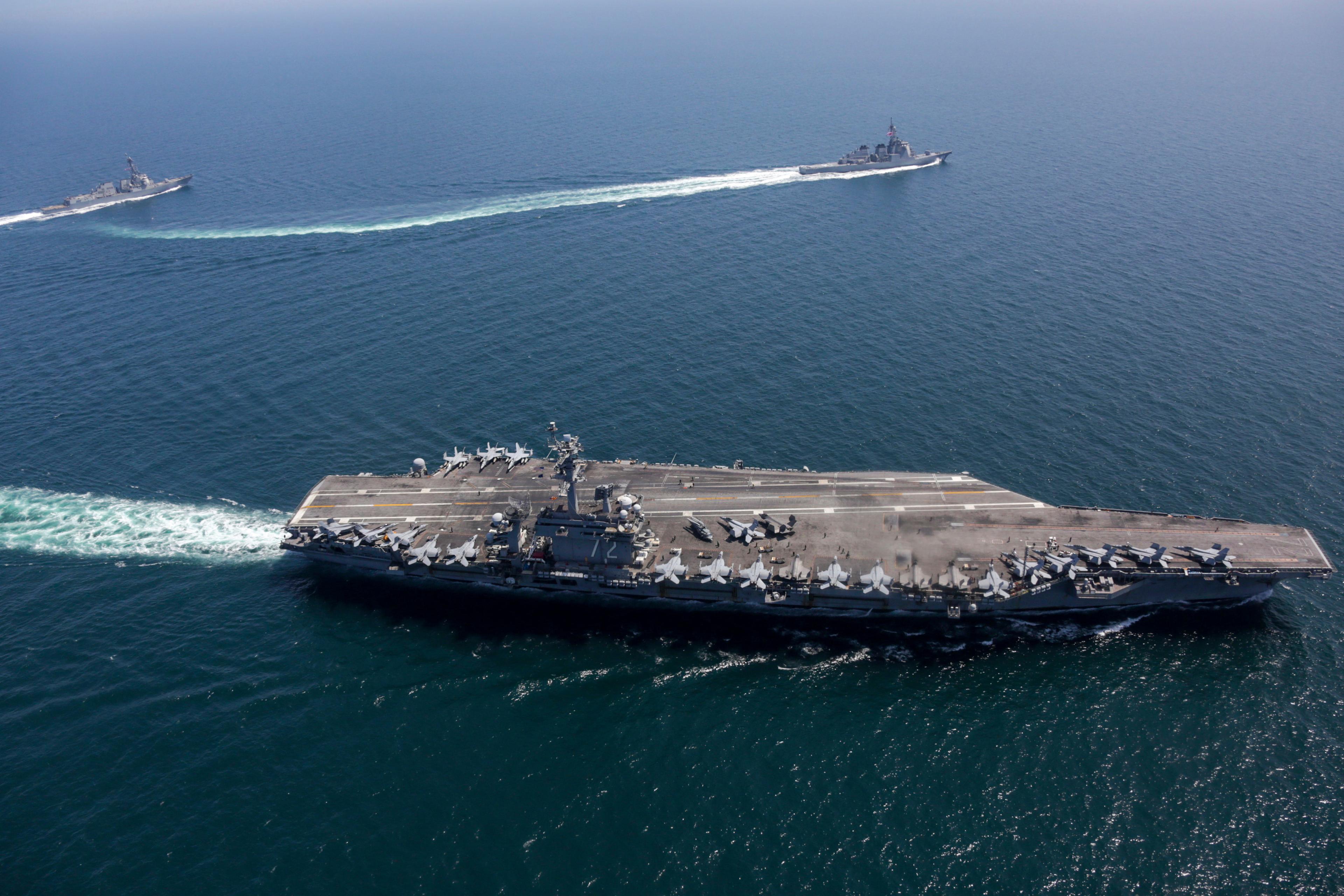 Hangarfartyget USS Abraham Lincoln i samband med en övning vid ett tidigare tillfälle. Fartyget skickas nu till Mellanöstern. Arkivbild. Foto: Amerikanska marinen via AP/TT