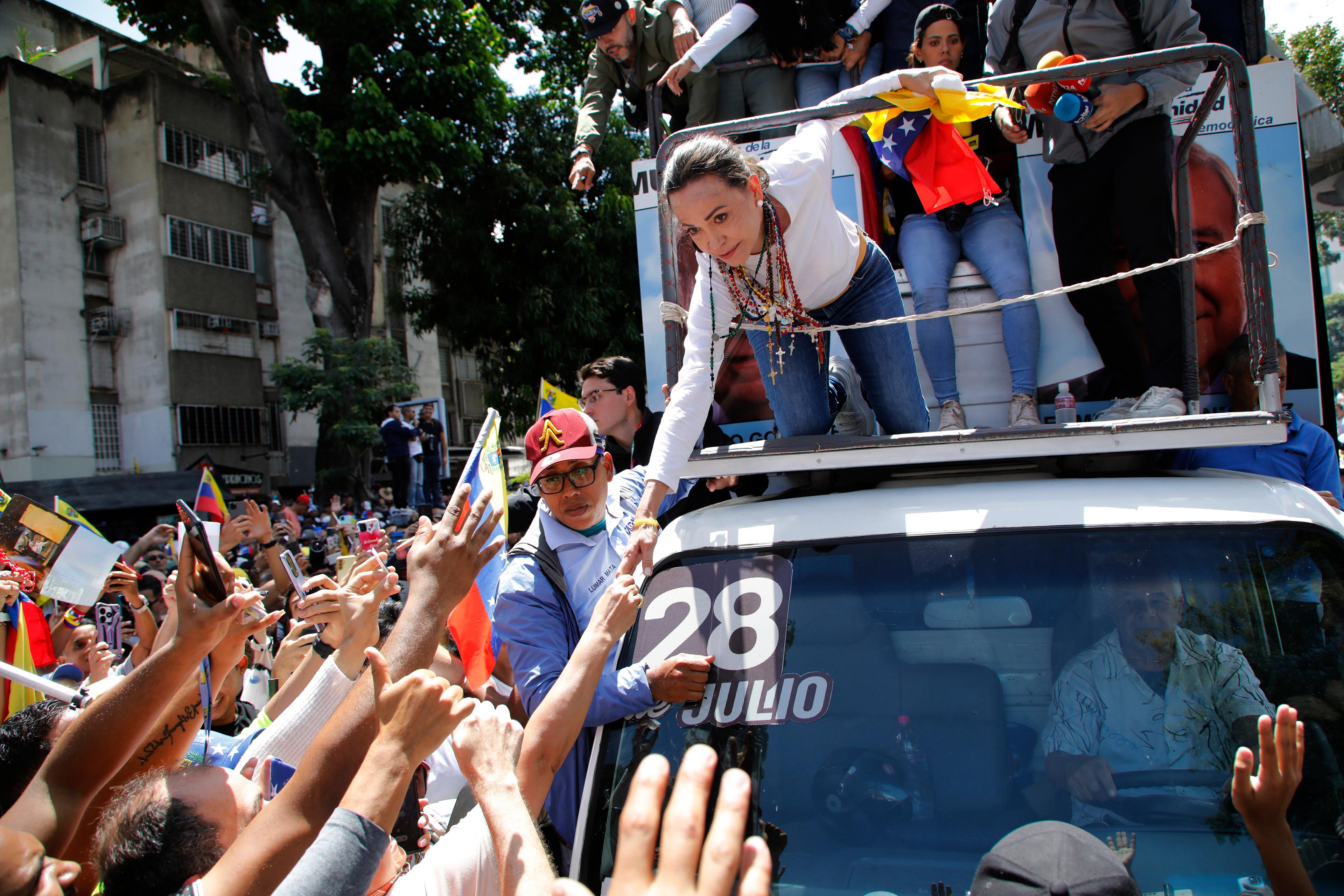 Oppositionsledaren Maria Corina Machado hälsar på väljare den 3 augusti i Caracas. Sedan dess har hon gått under jord av rädsla för att bli gripen. Foto: Cristian Hernandez