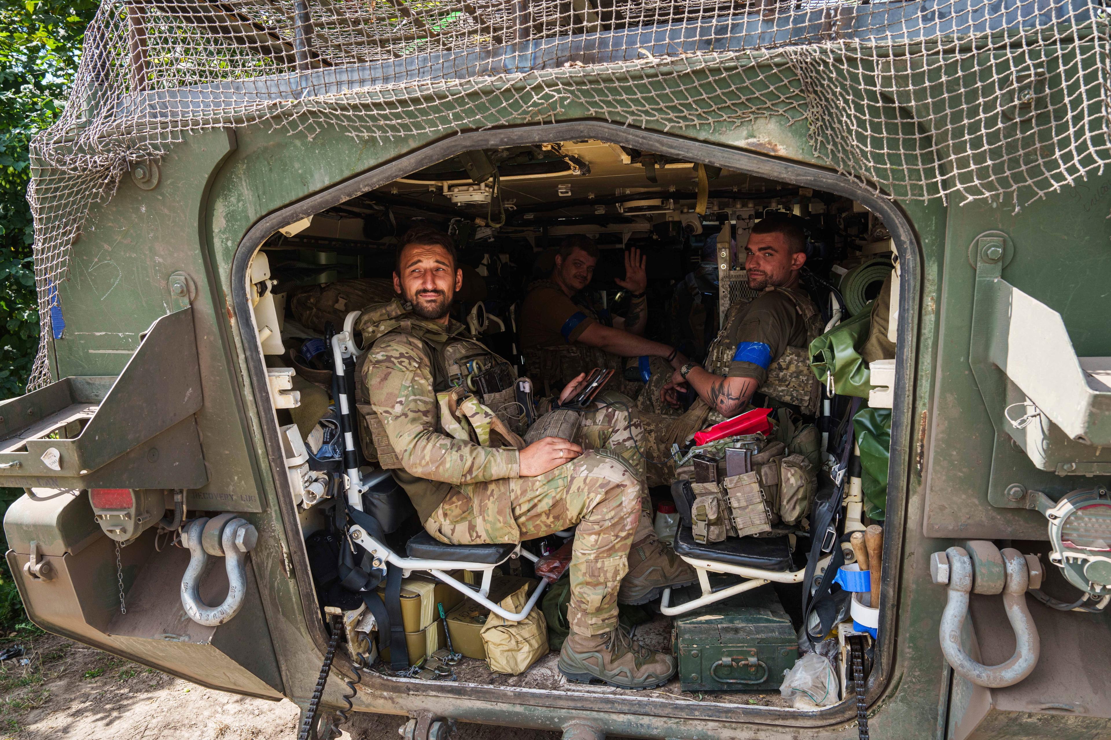 Ukrainska soldater i gränsregionen Sumy på onsdagen, efter att ha återvänt från uppdrag i den ryska regionen Kursk. Foto: Evgeniy Maloletka/AP/TT